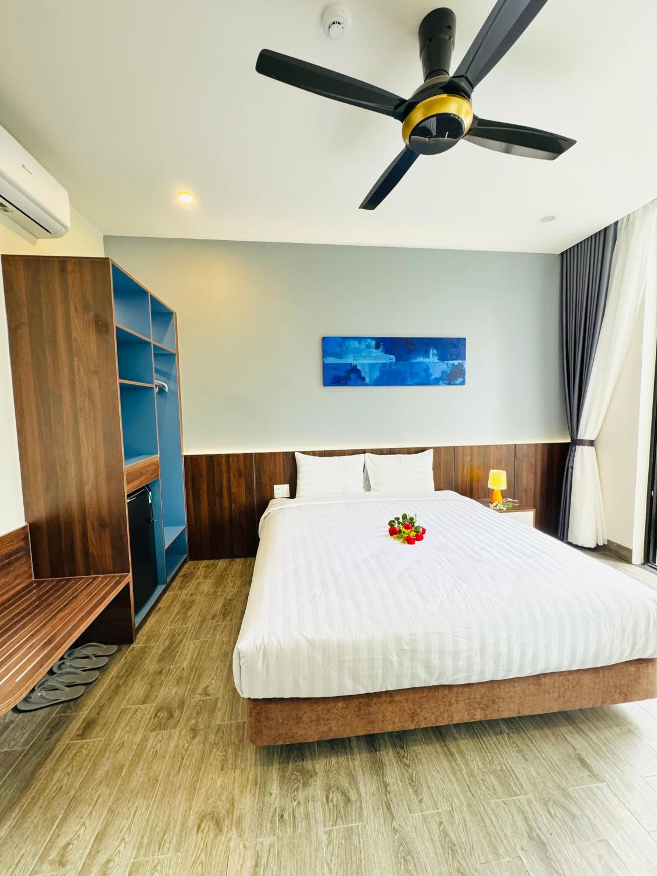 King Room with Balcony - Photo 10
