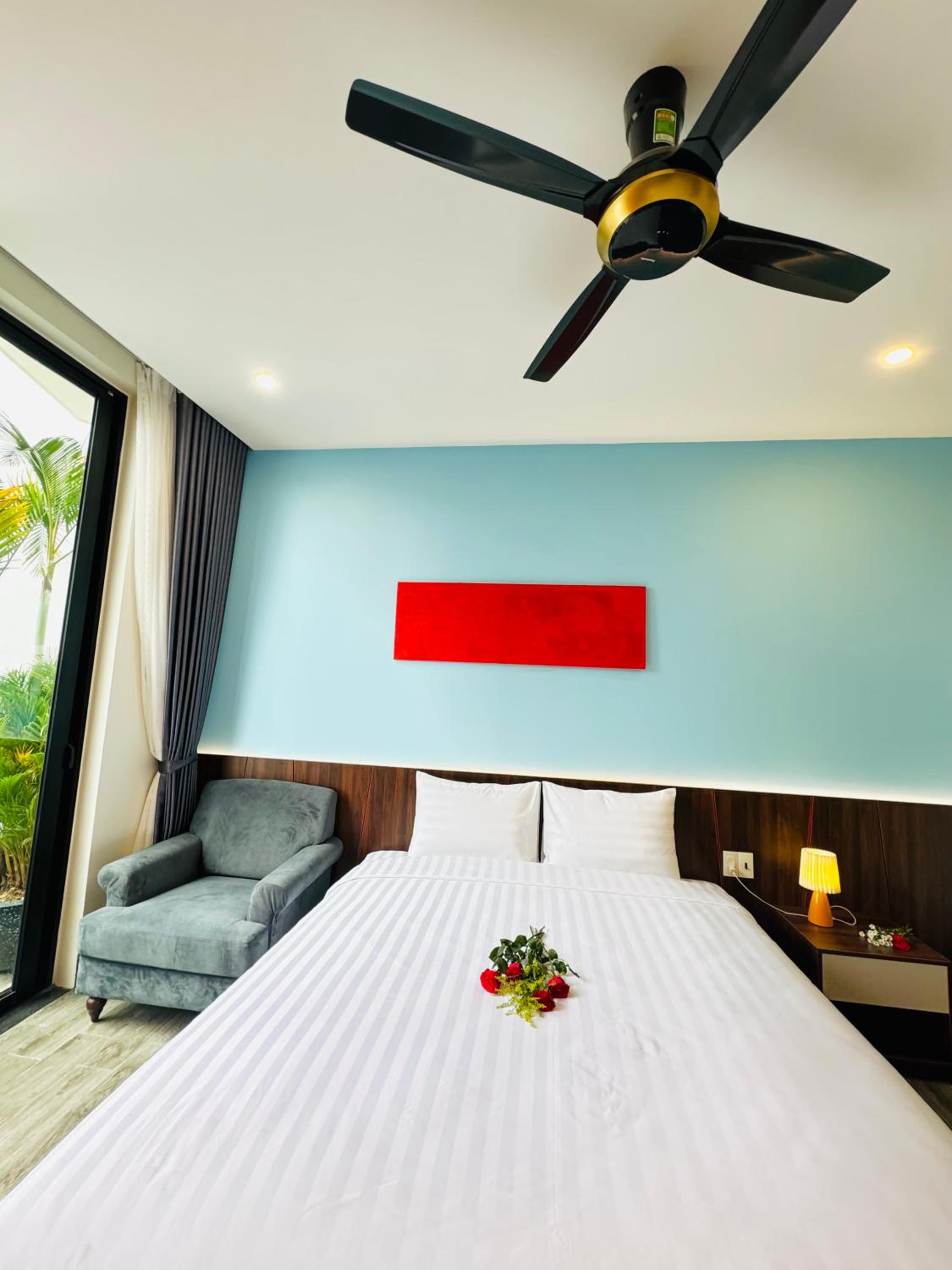 King Room with Balcony - Photo 4