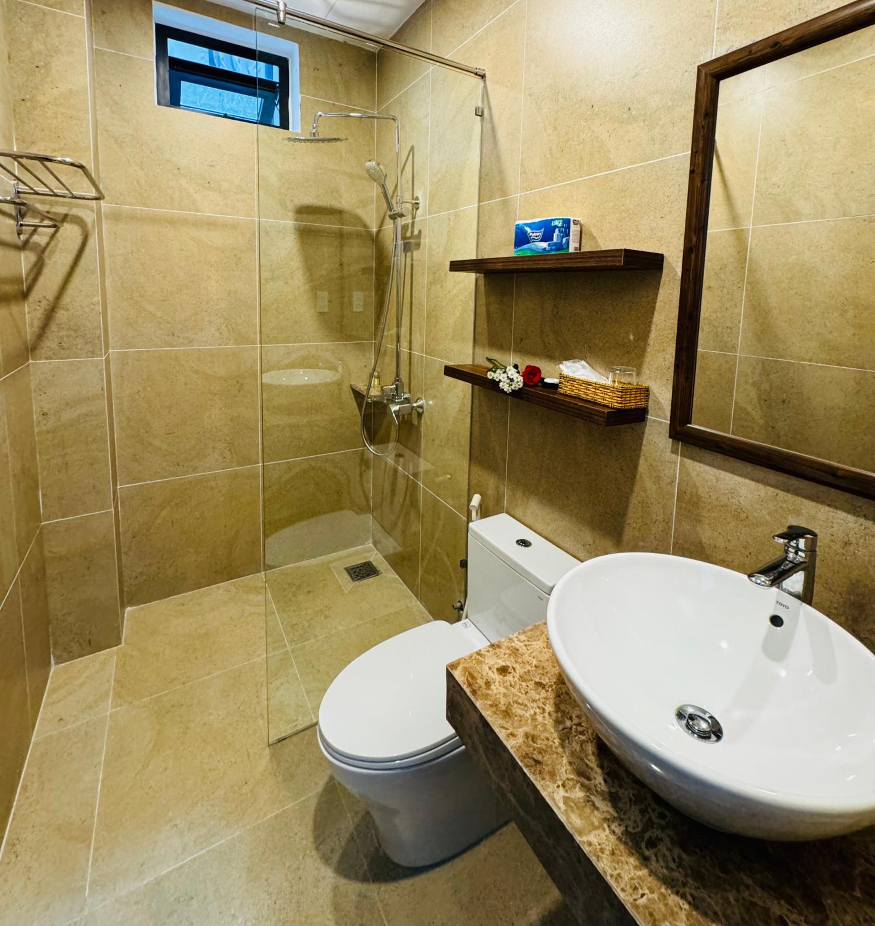 King Room with Balcony - Photo 9