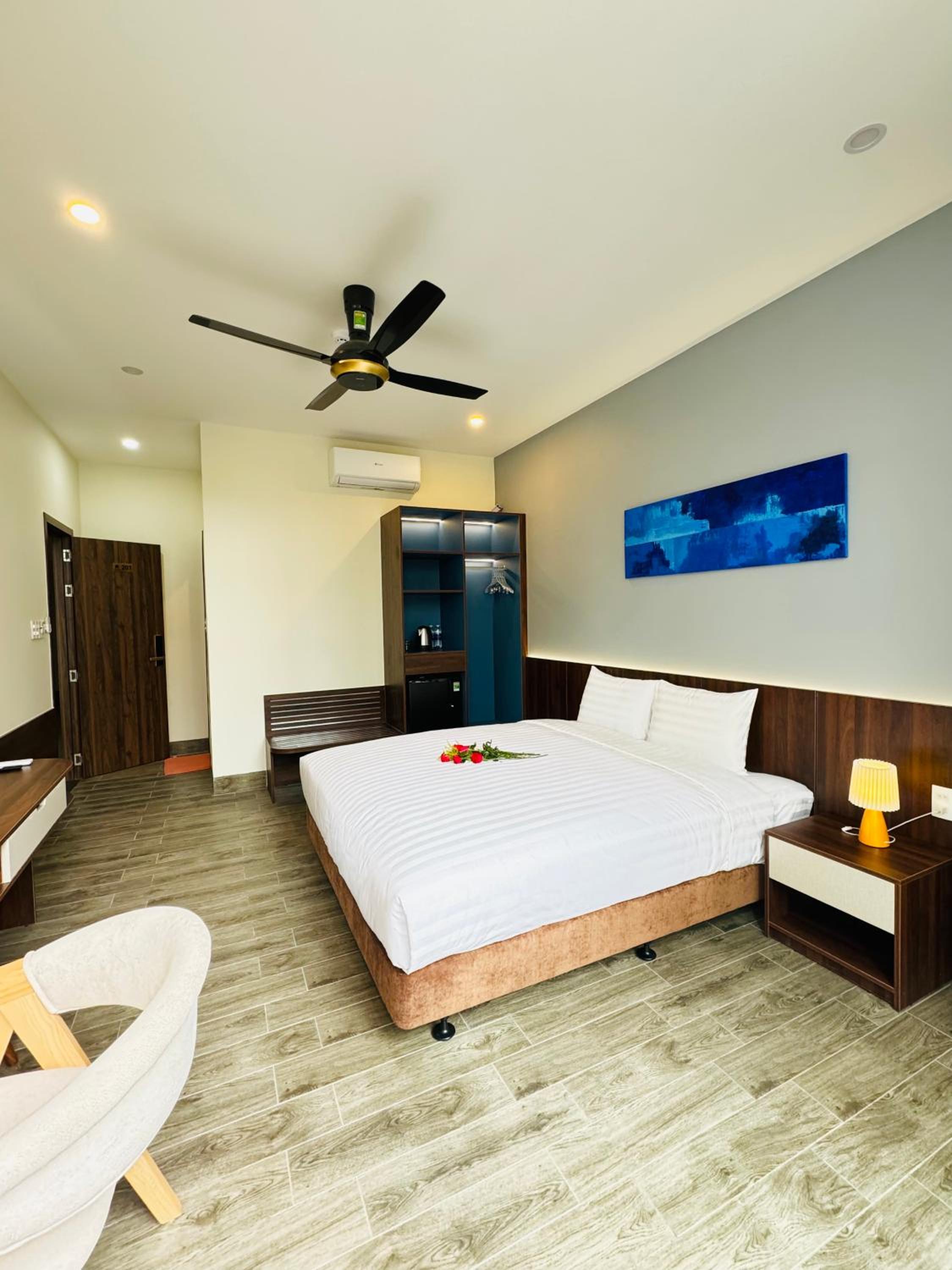 King Room with Balcony - Photo 13
