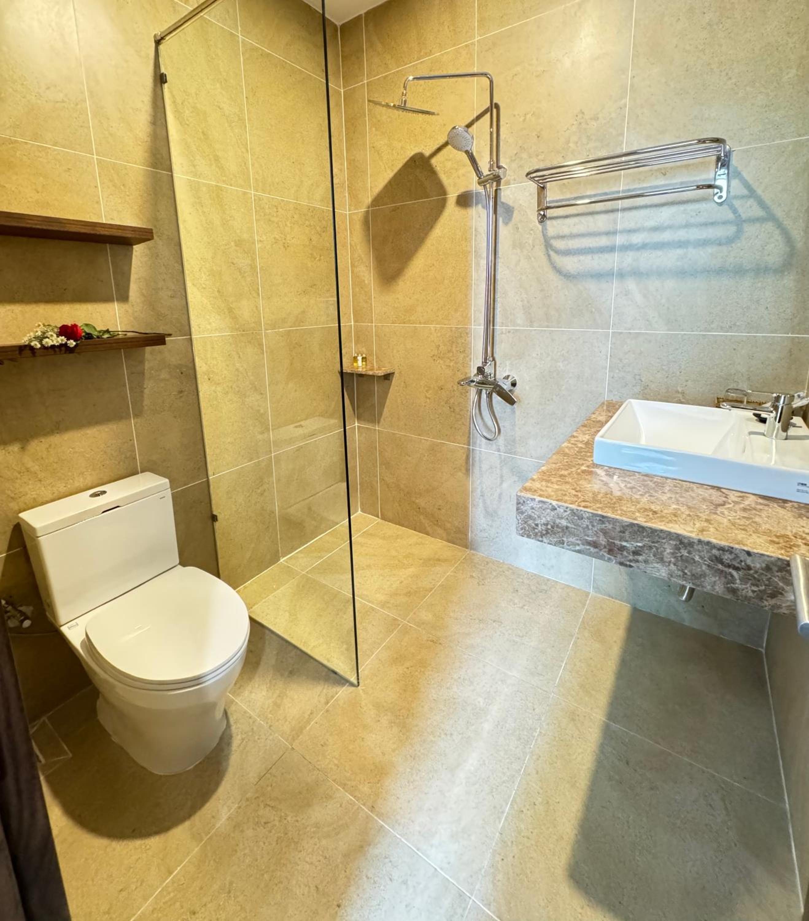 King Room with Balcony - Photo 12