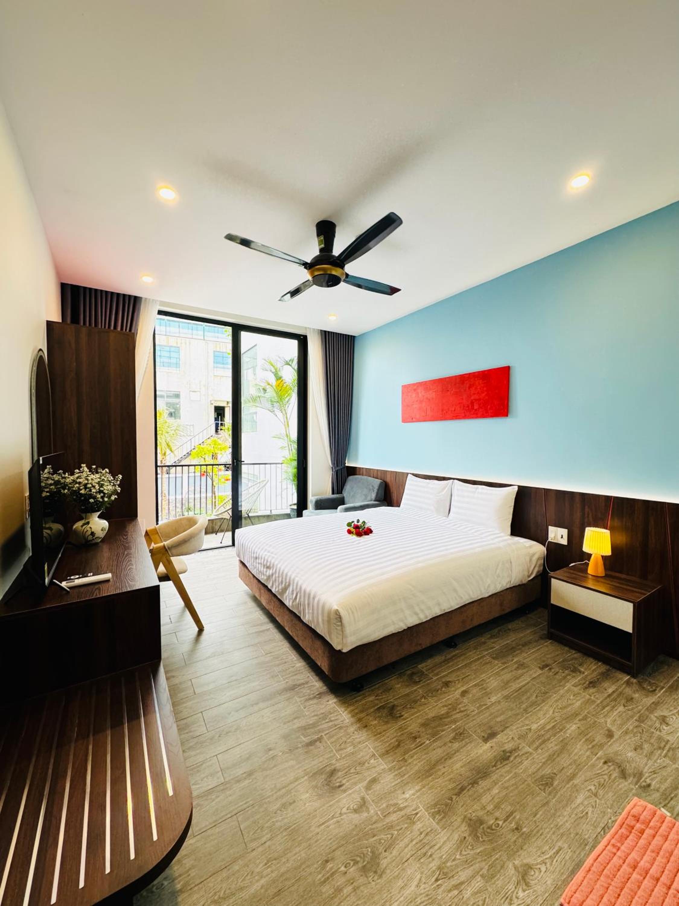 King Room with Balcony - Photo 11