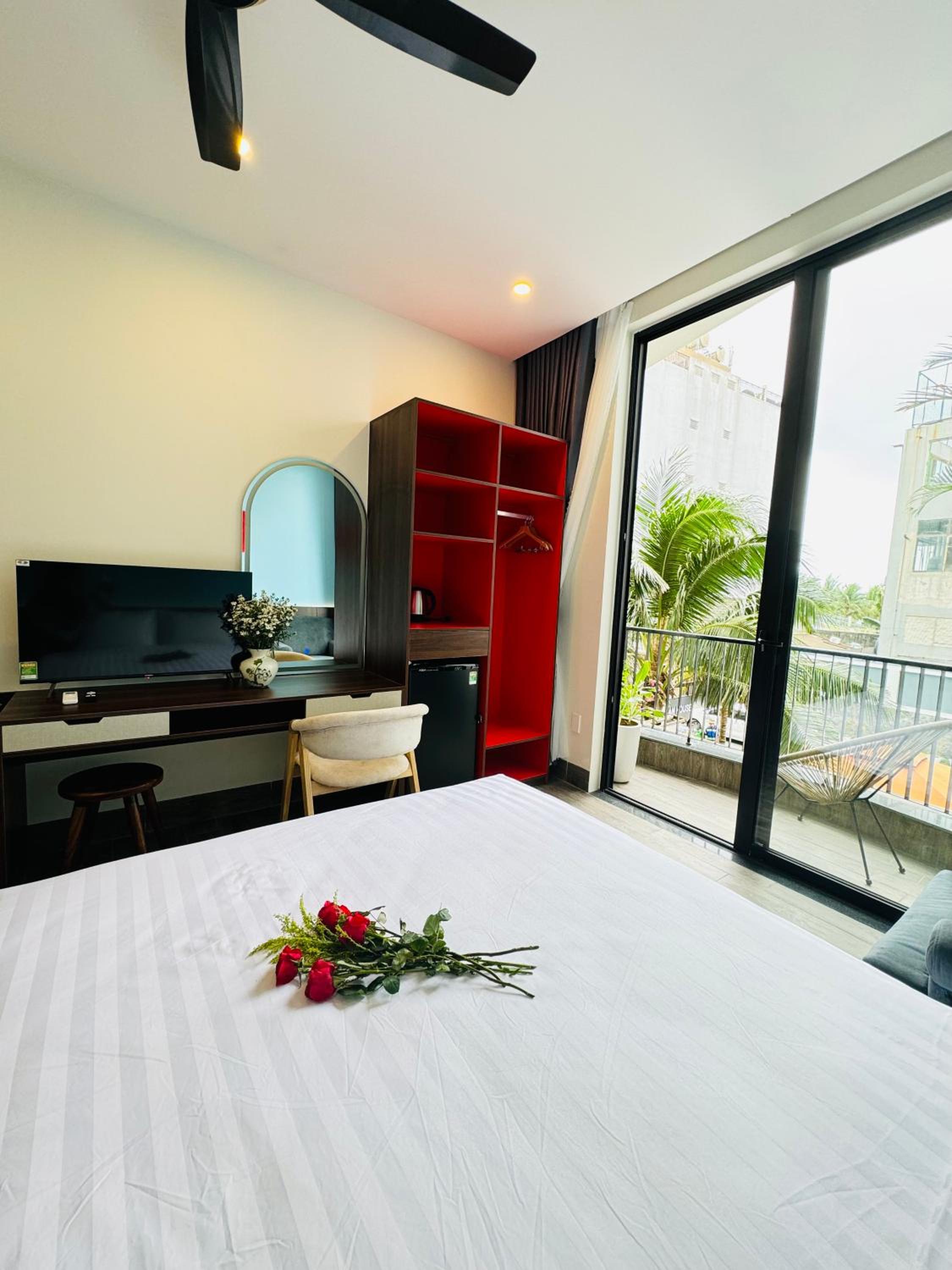 King Room with Balcony - Photo 5