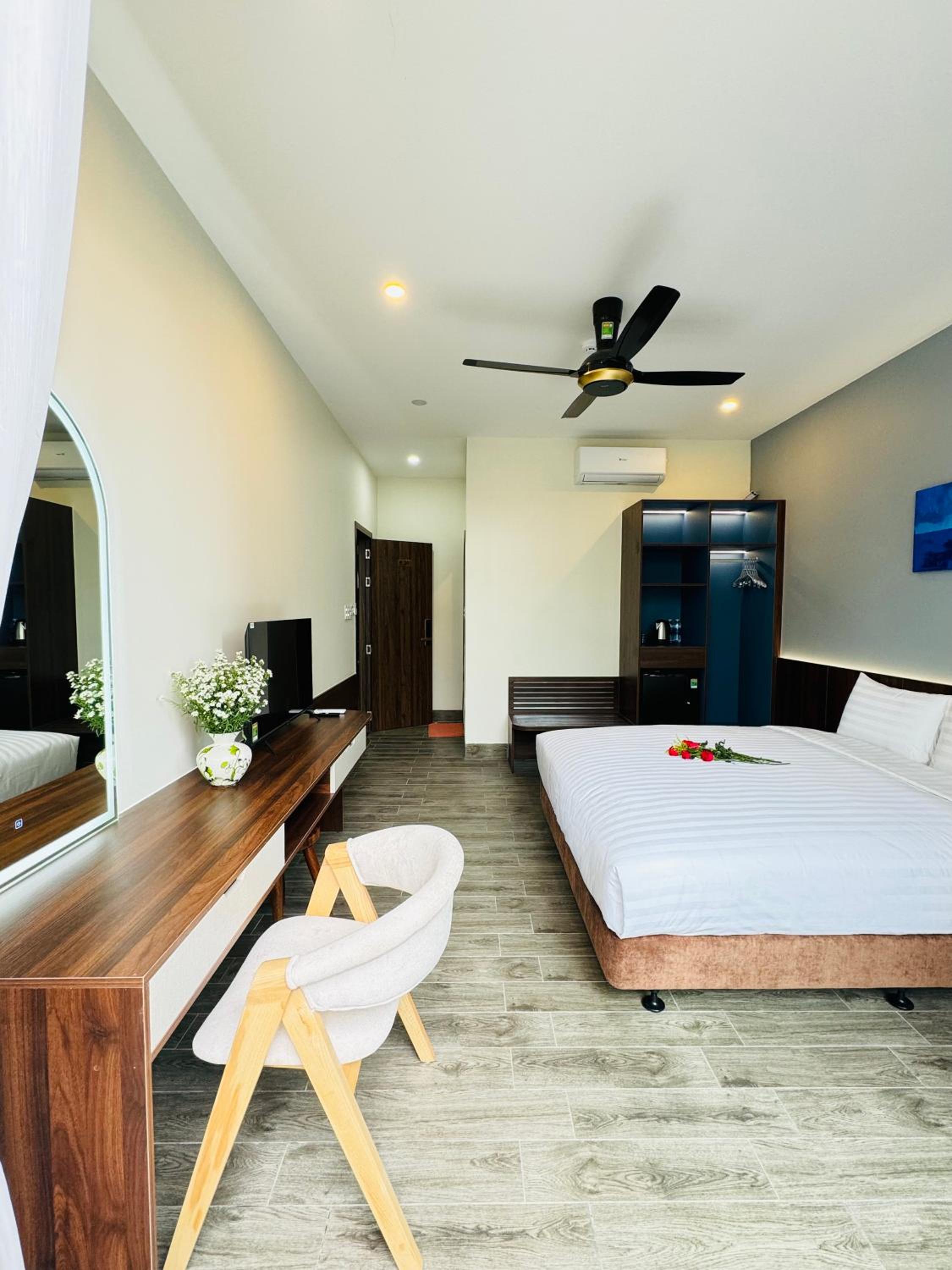 King Room with Balcony - Photo 6