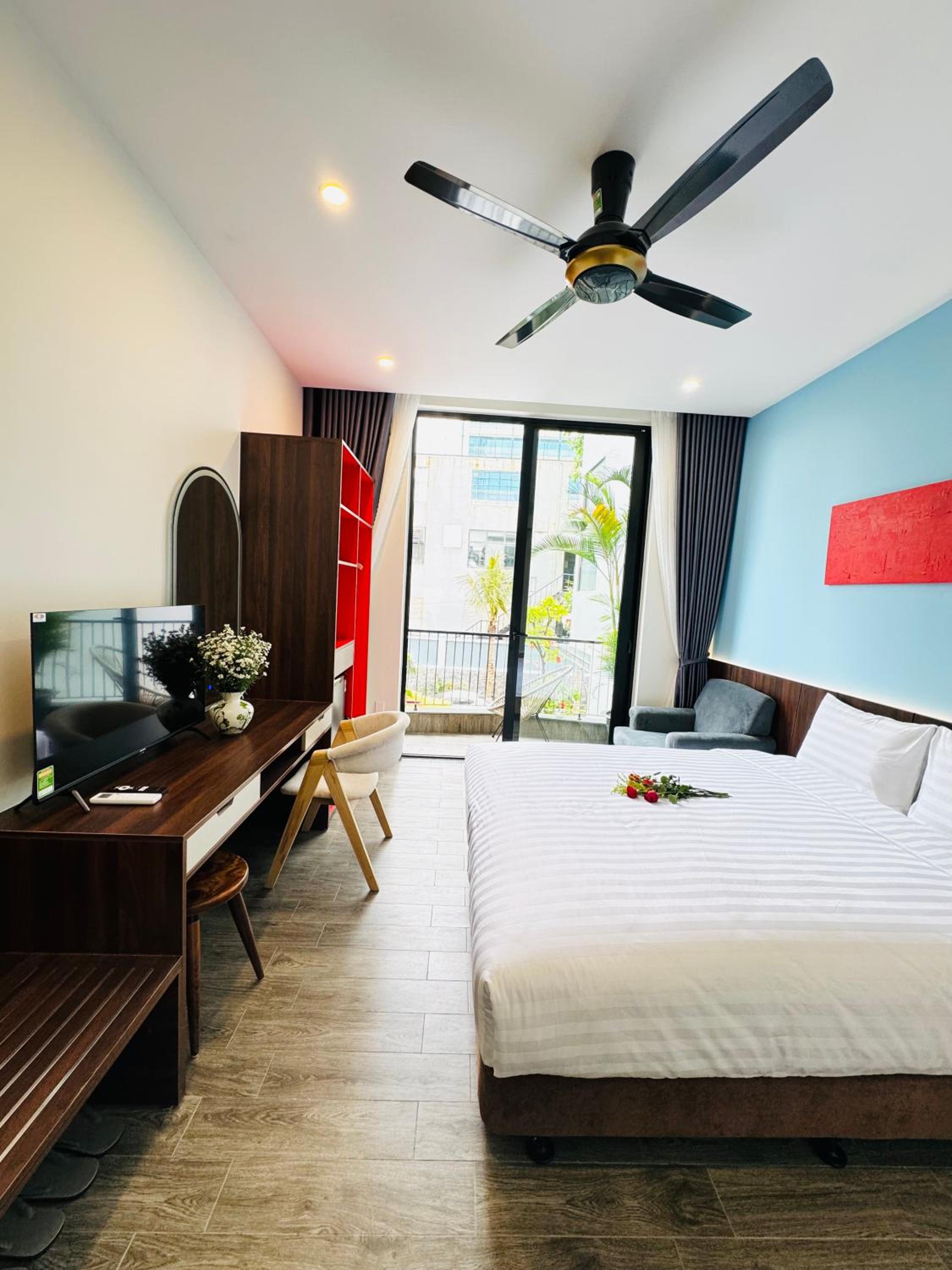 King Room with Balcony - Photo 17