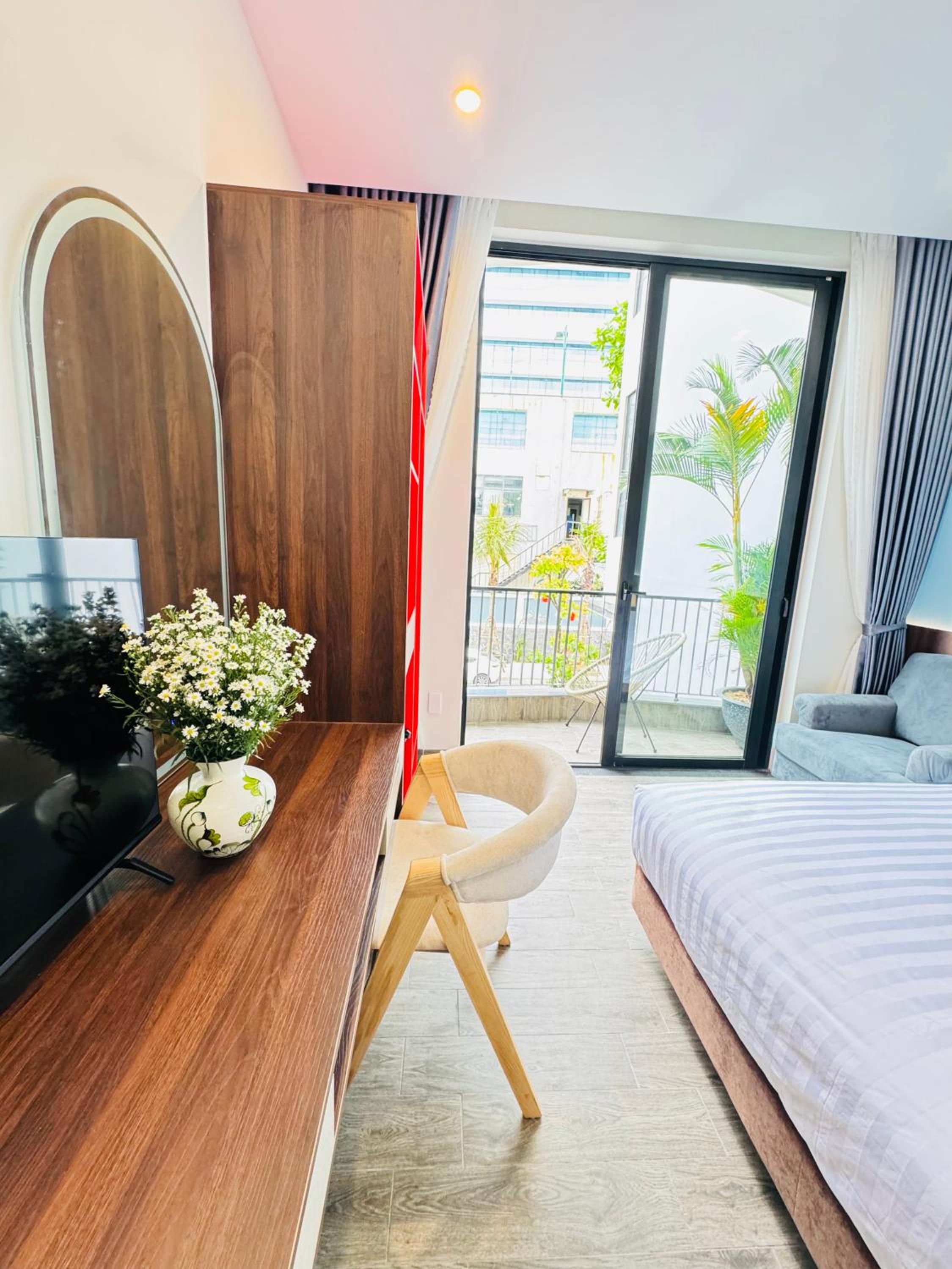 King Room with Balcony - Photo 18