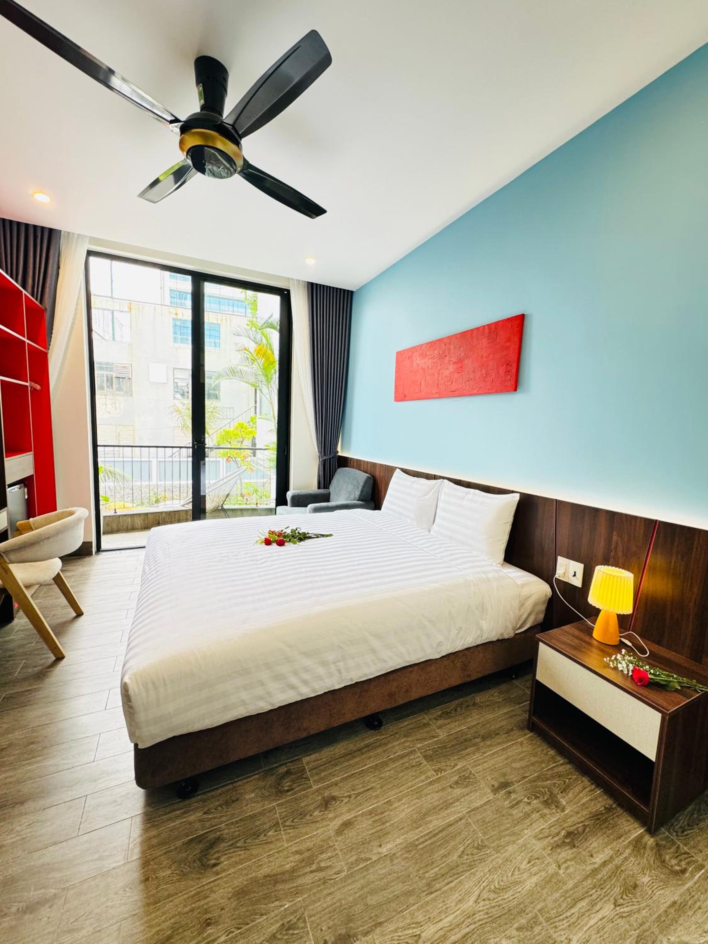 King Room with Balcony - Photo 16