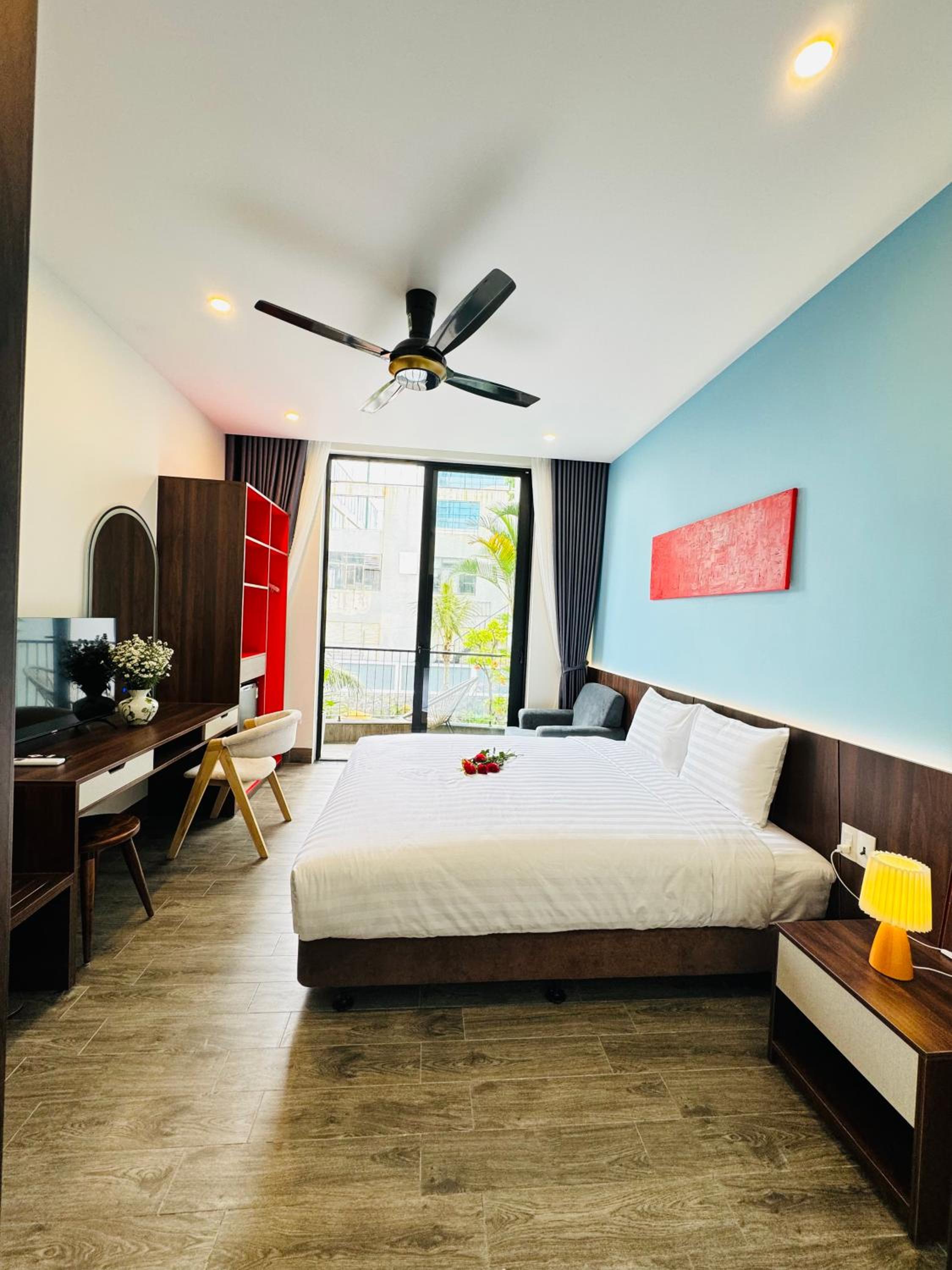 King Room with Balcony - Photo 15