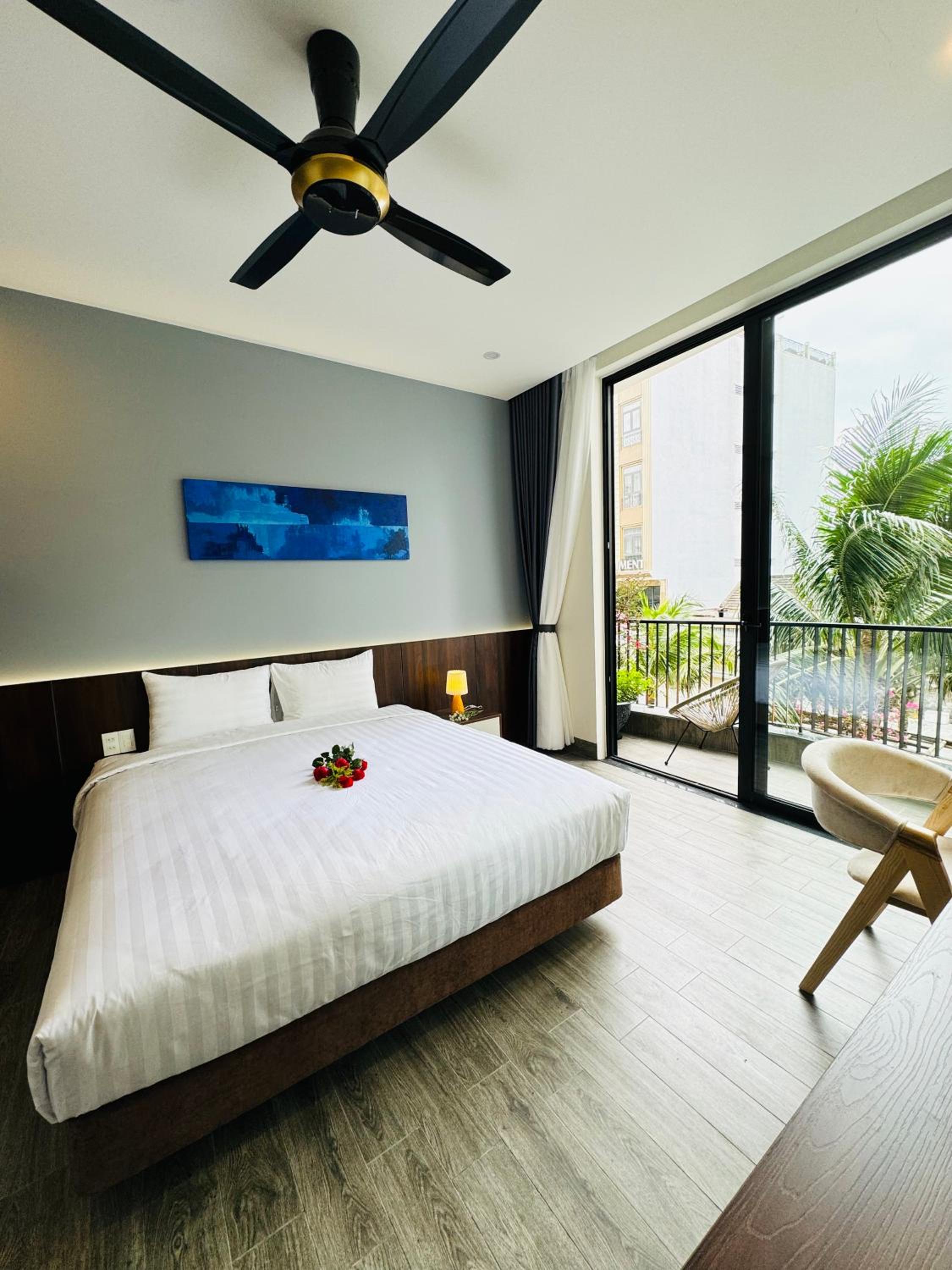 King Room with Balcony - Photo 14