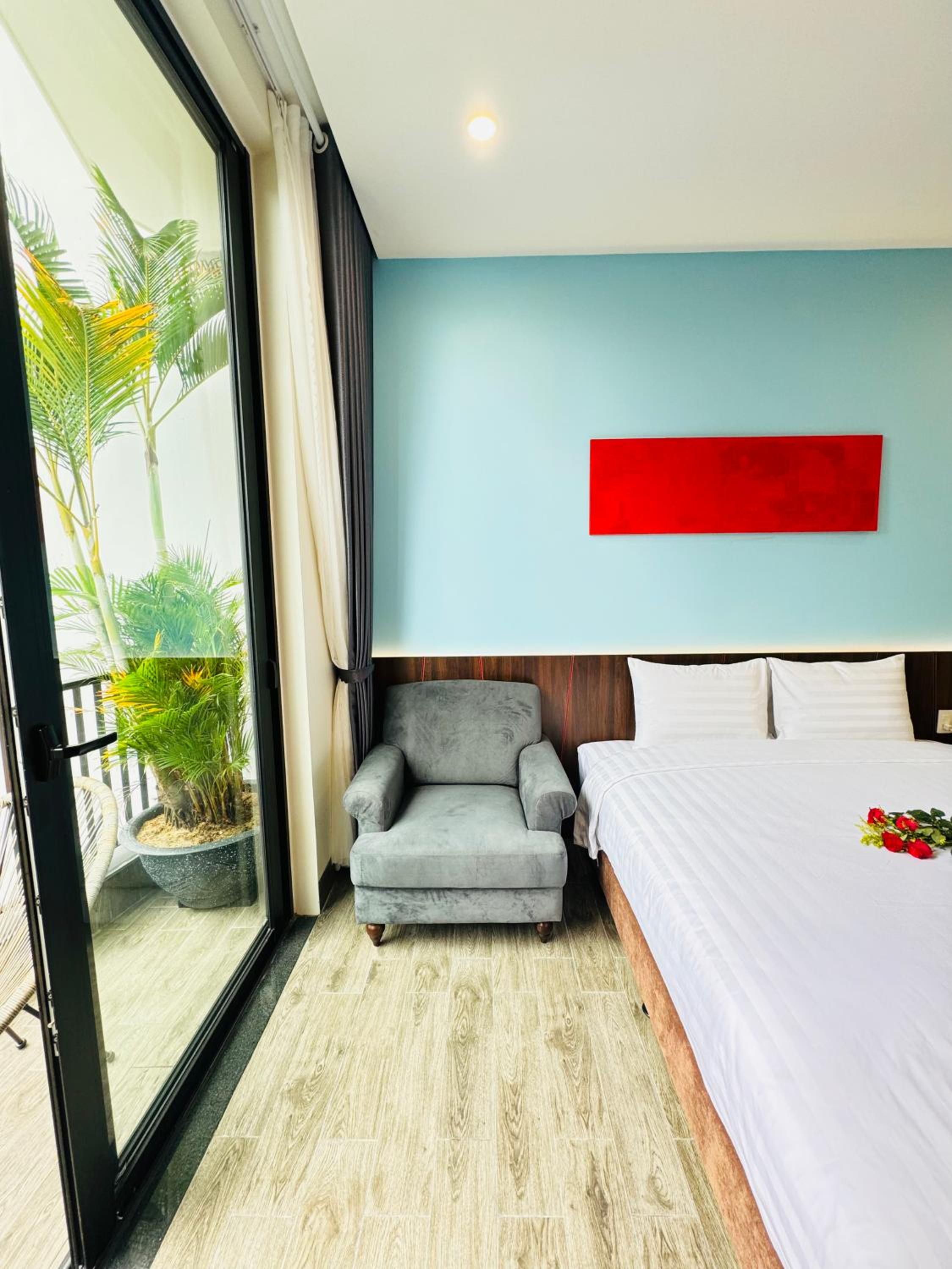 King Room with Balcony - Photo 23