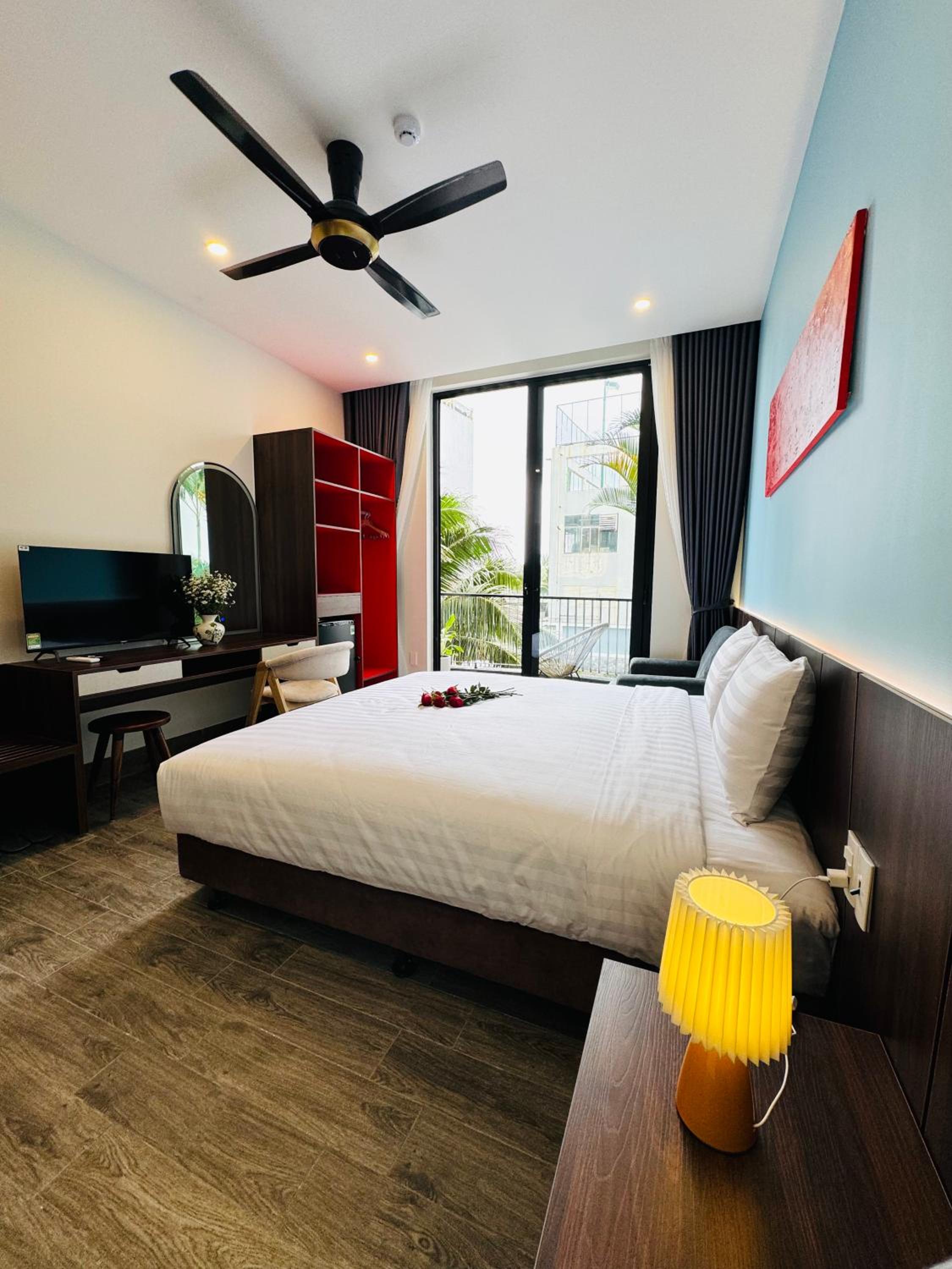 King Room with Balcony - Photo 22