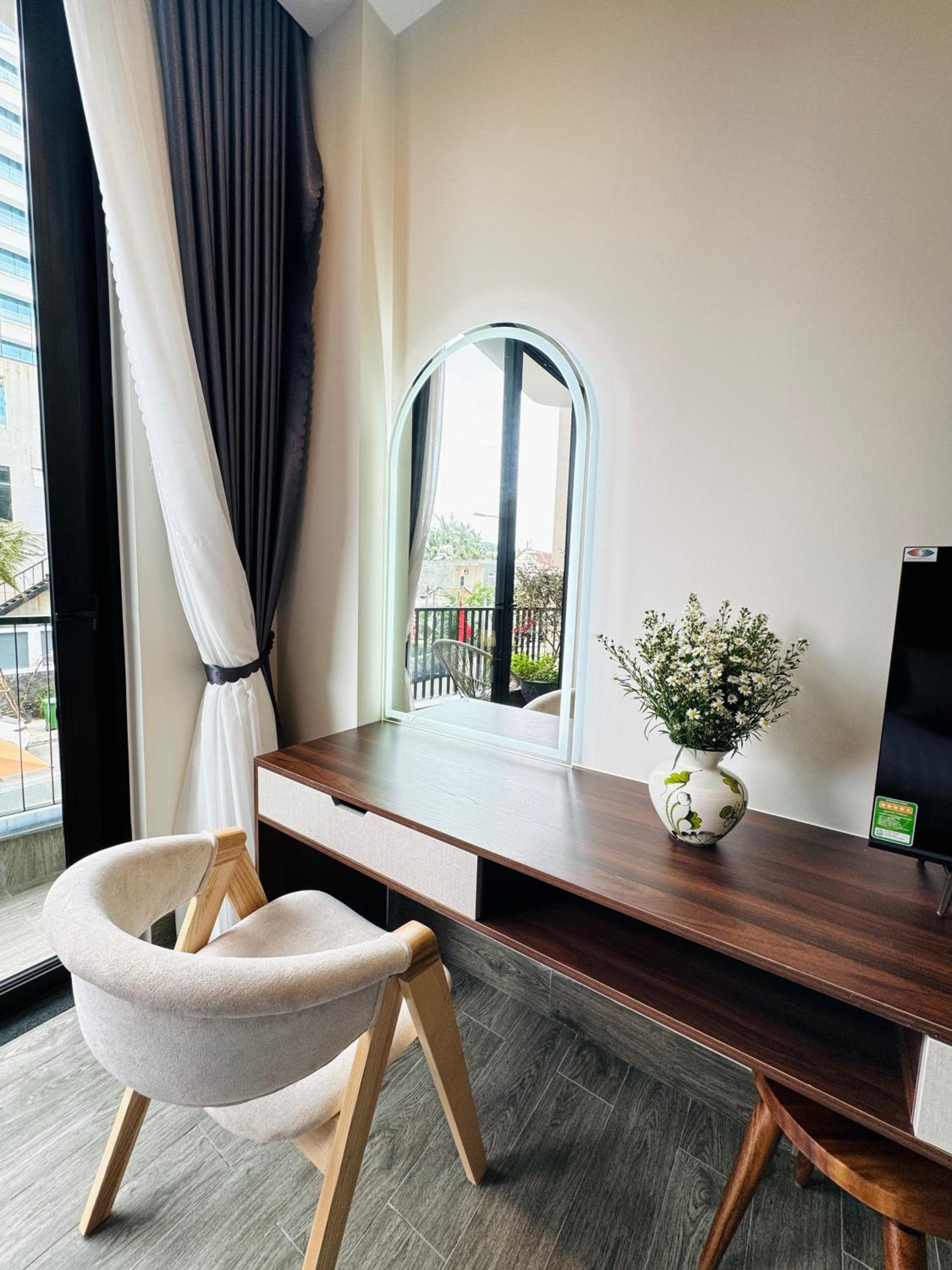 King Room with Balcony - Photo 21