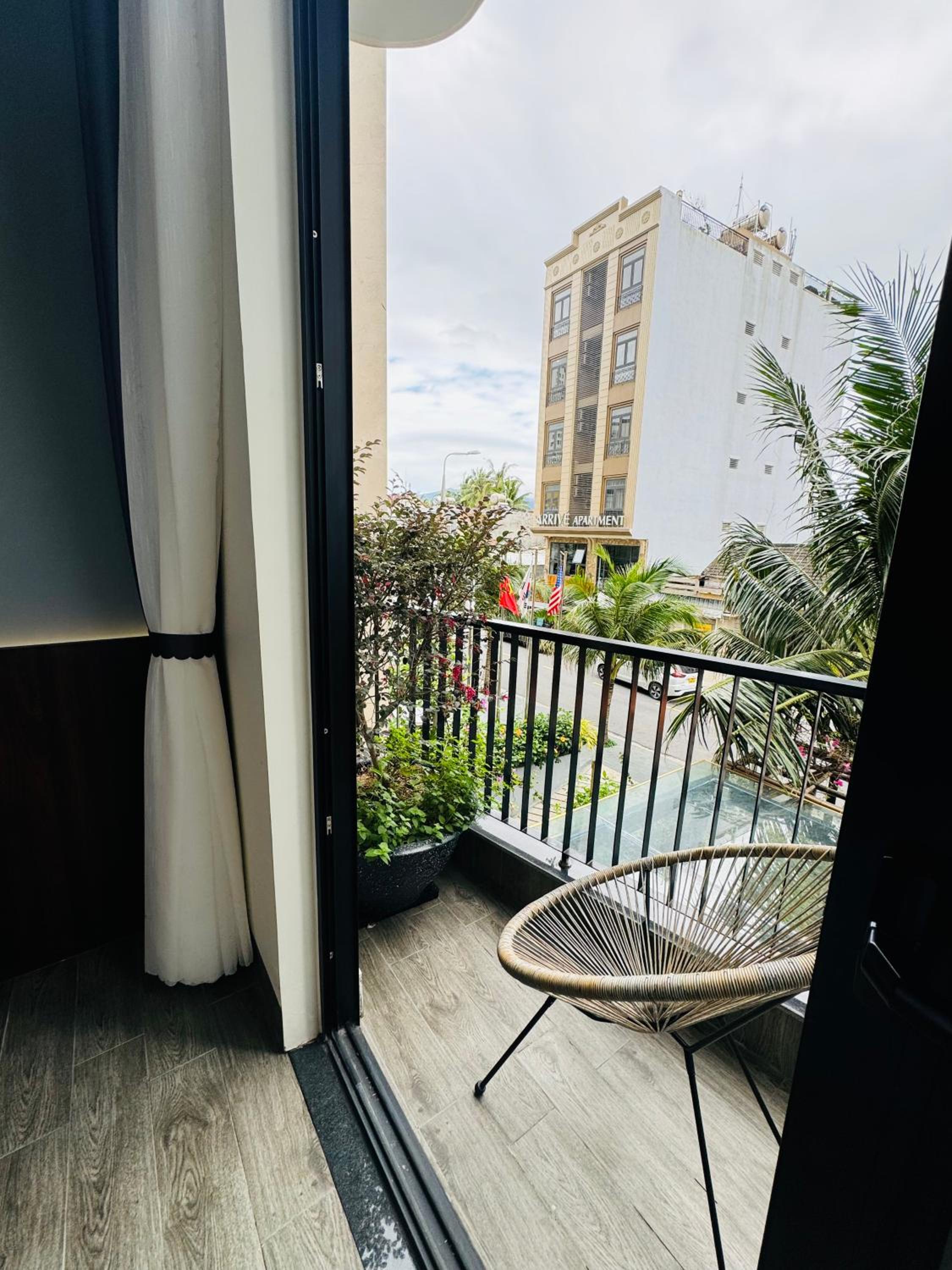 King Room with Balcony - Photo 20