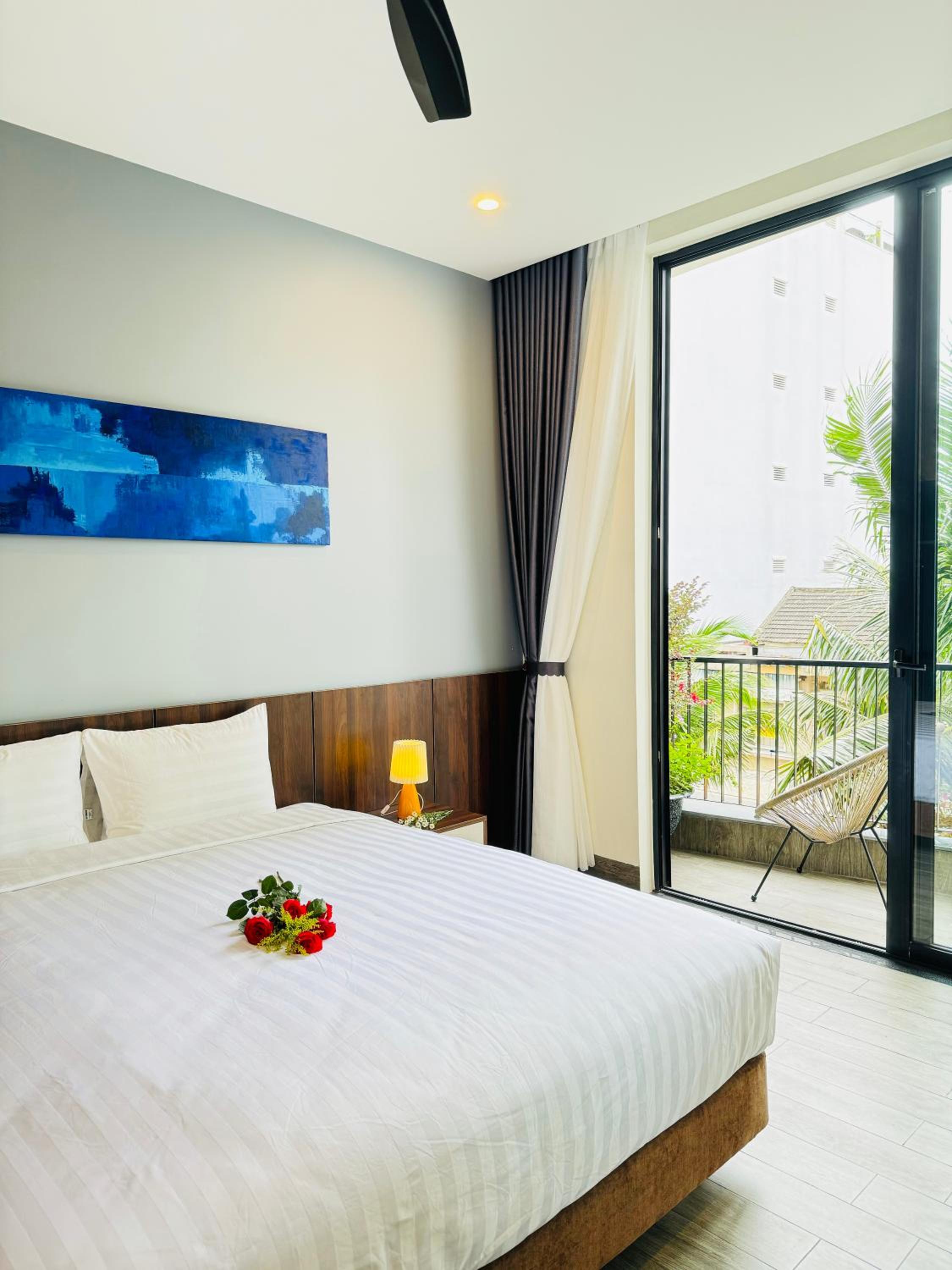 King Room with Balcony - Photo 19