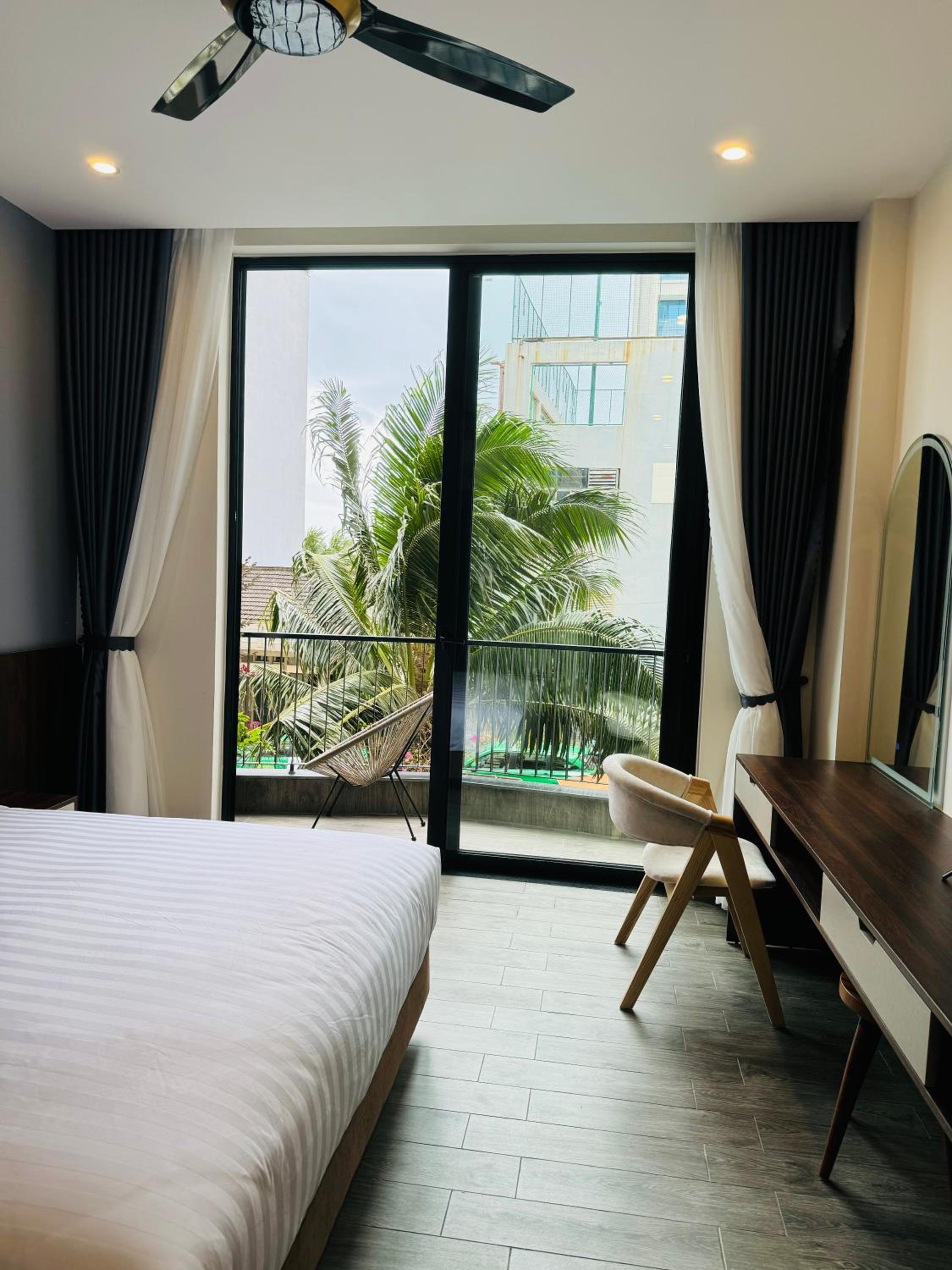 King Room with Balcony - Photo 8