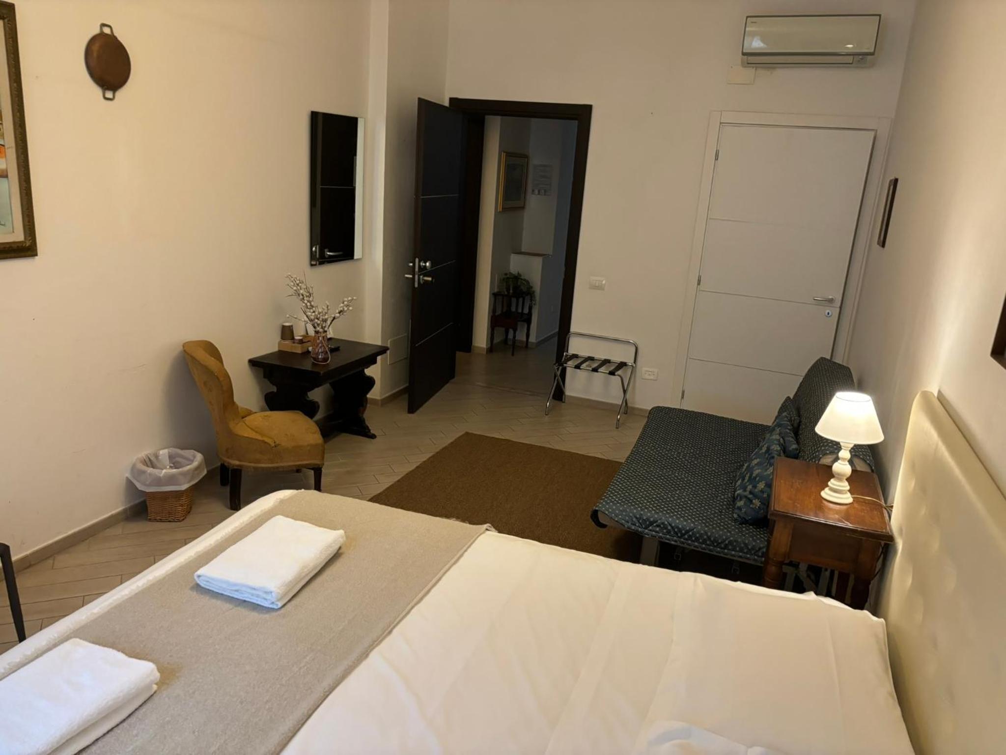 Large Double Room photo 3