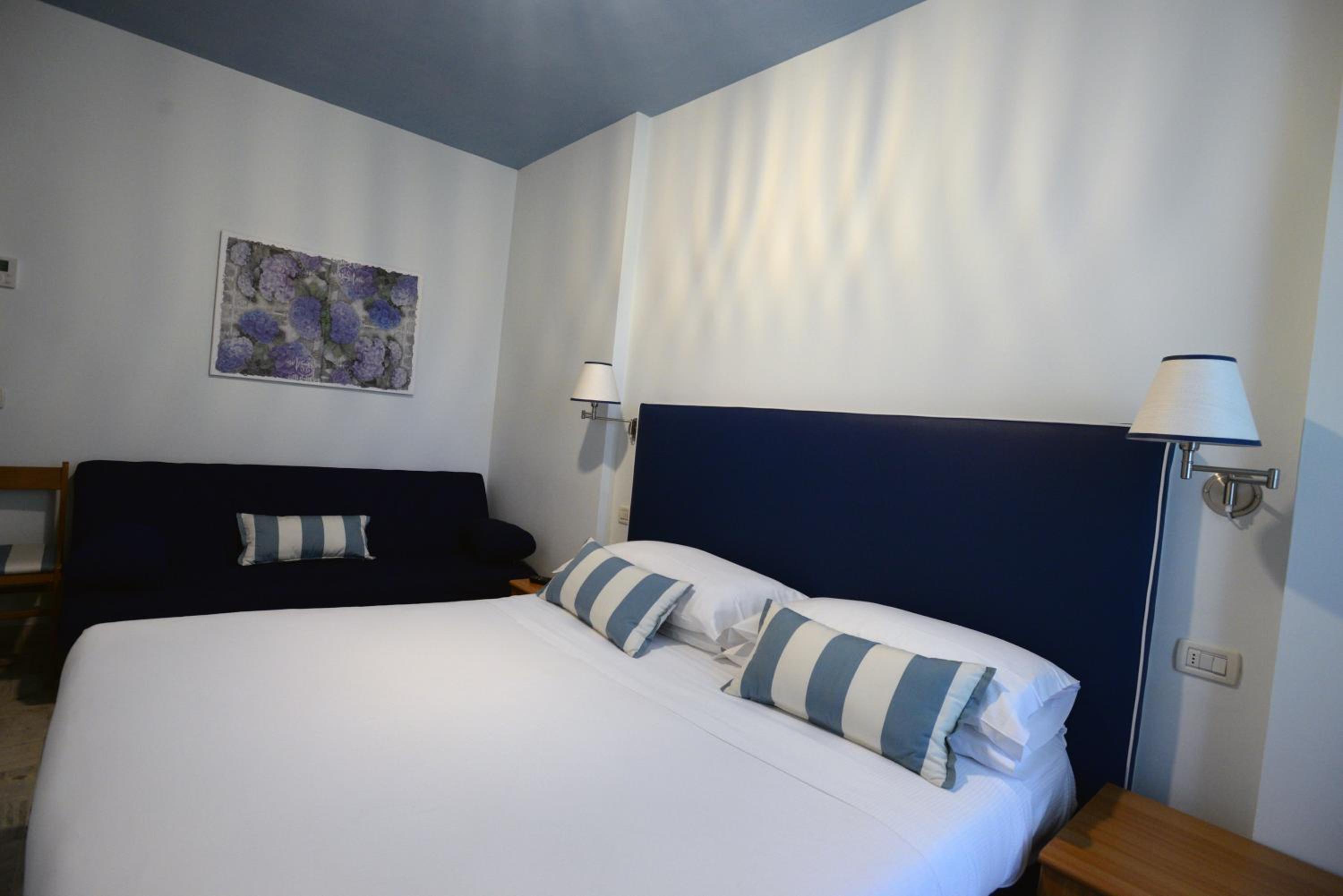Triple room with french bed