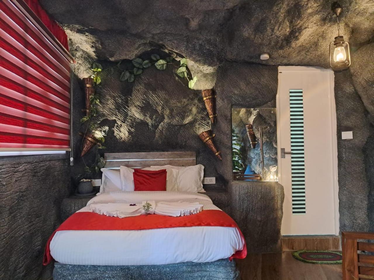 Queen Room with Balcony - Photo 1