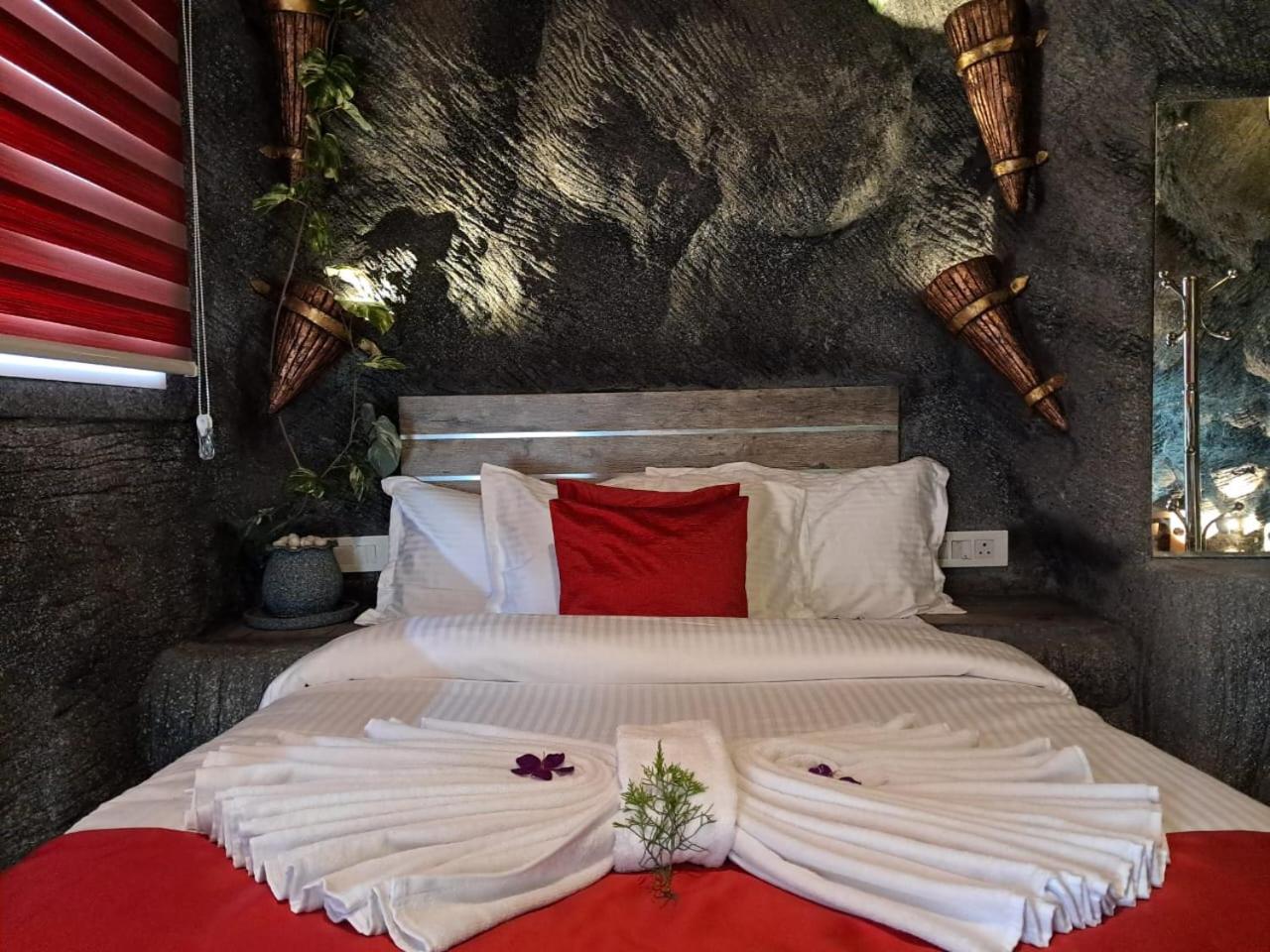 Queen Room with Balcony - Photo 5