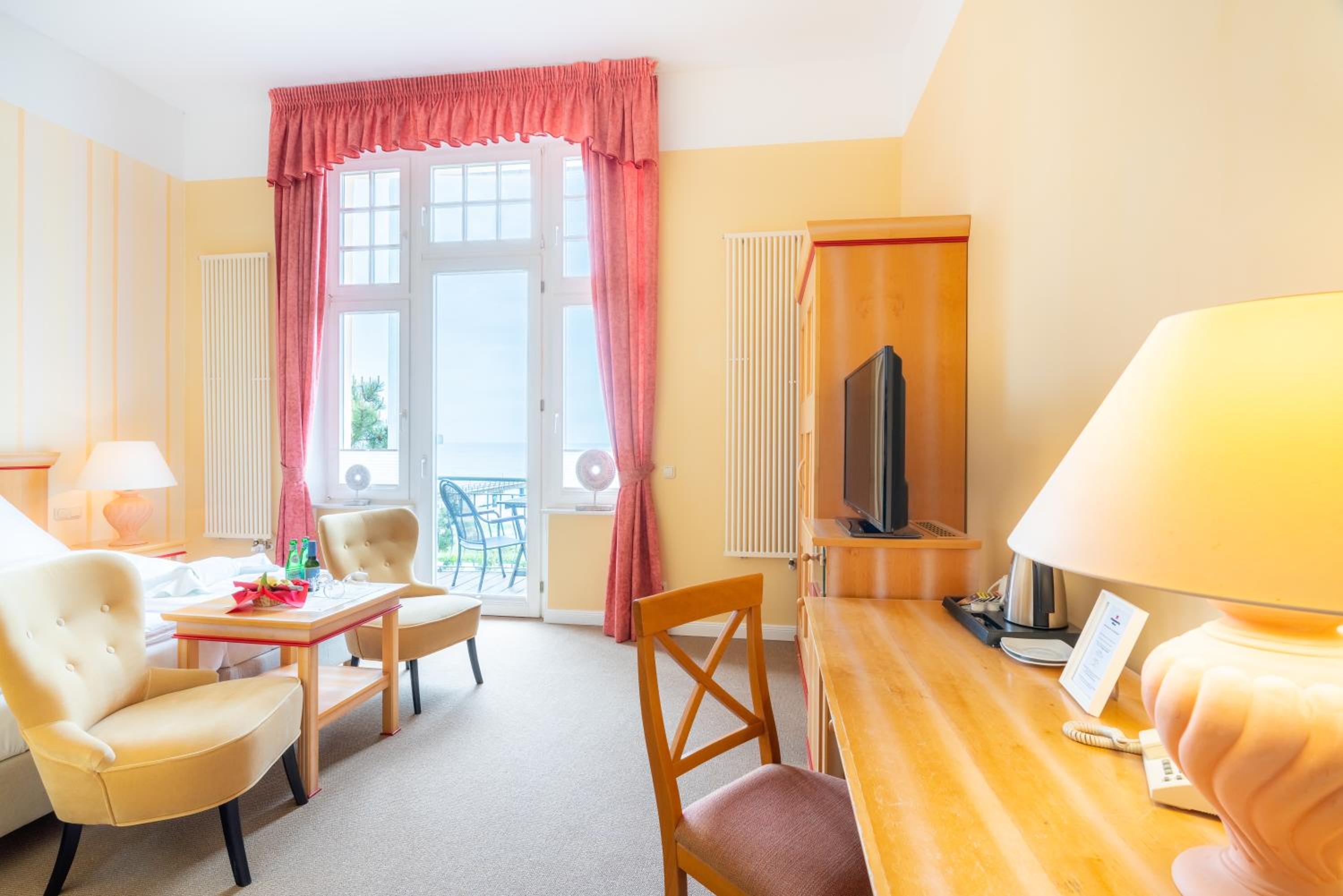 Double Room with Balcony or Terrace and Sea View photo 2