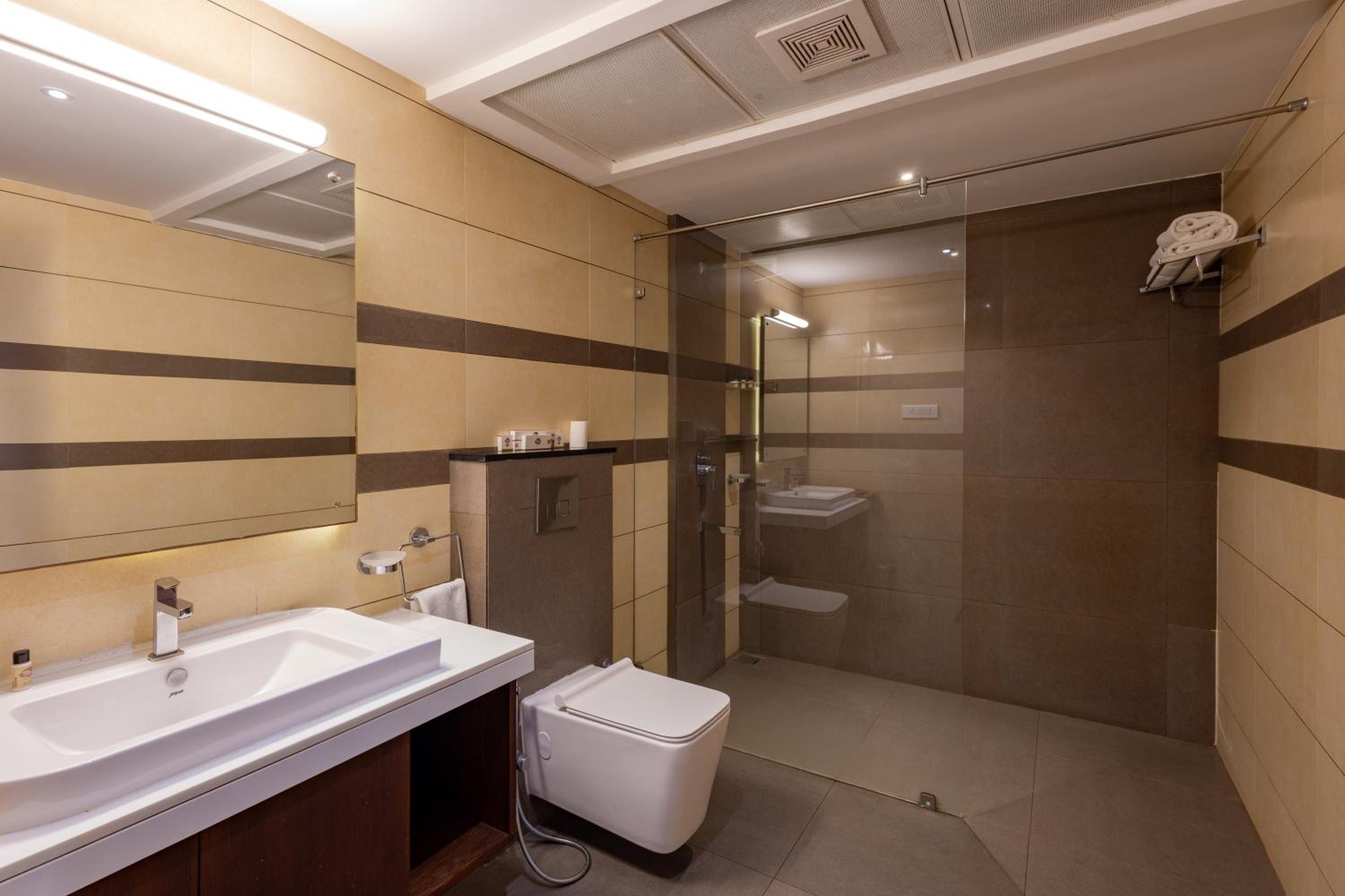 Deluxe King Room - Photo 3