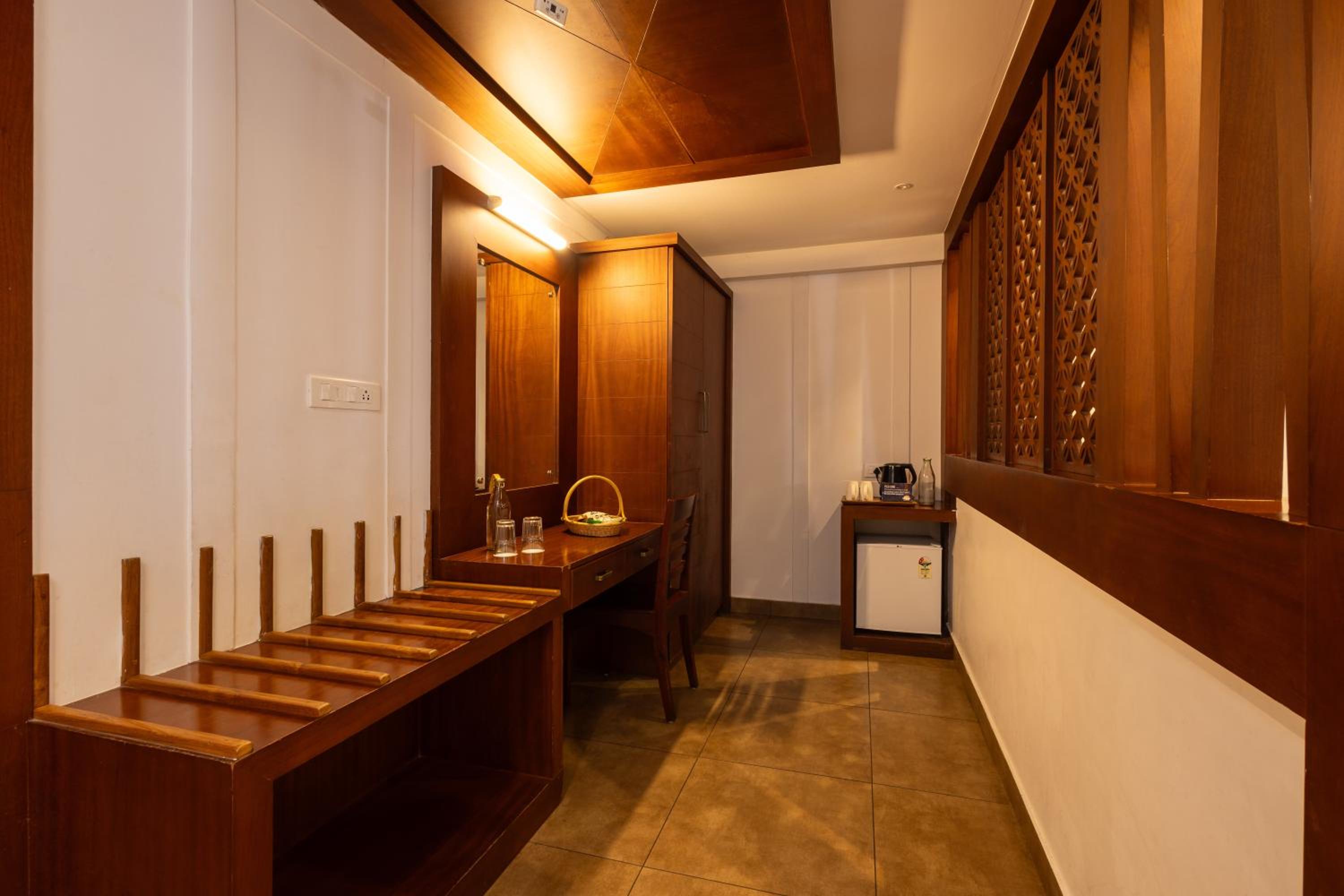 Deluxe King Room - Photo 4