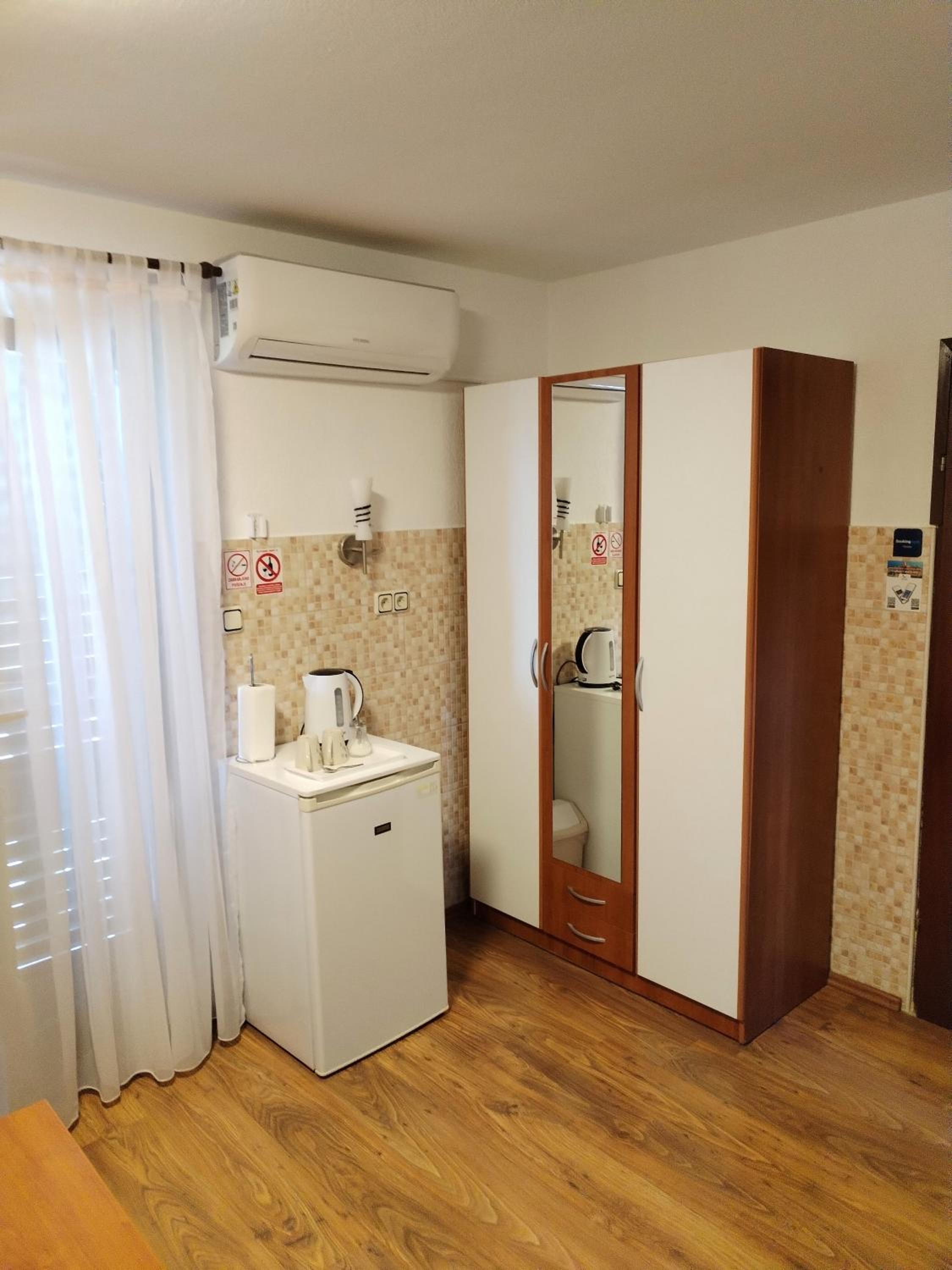 Triple Room with Private Bathroom - Photo 17