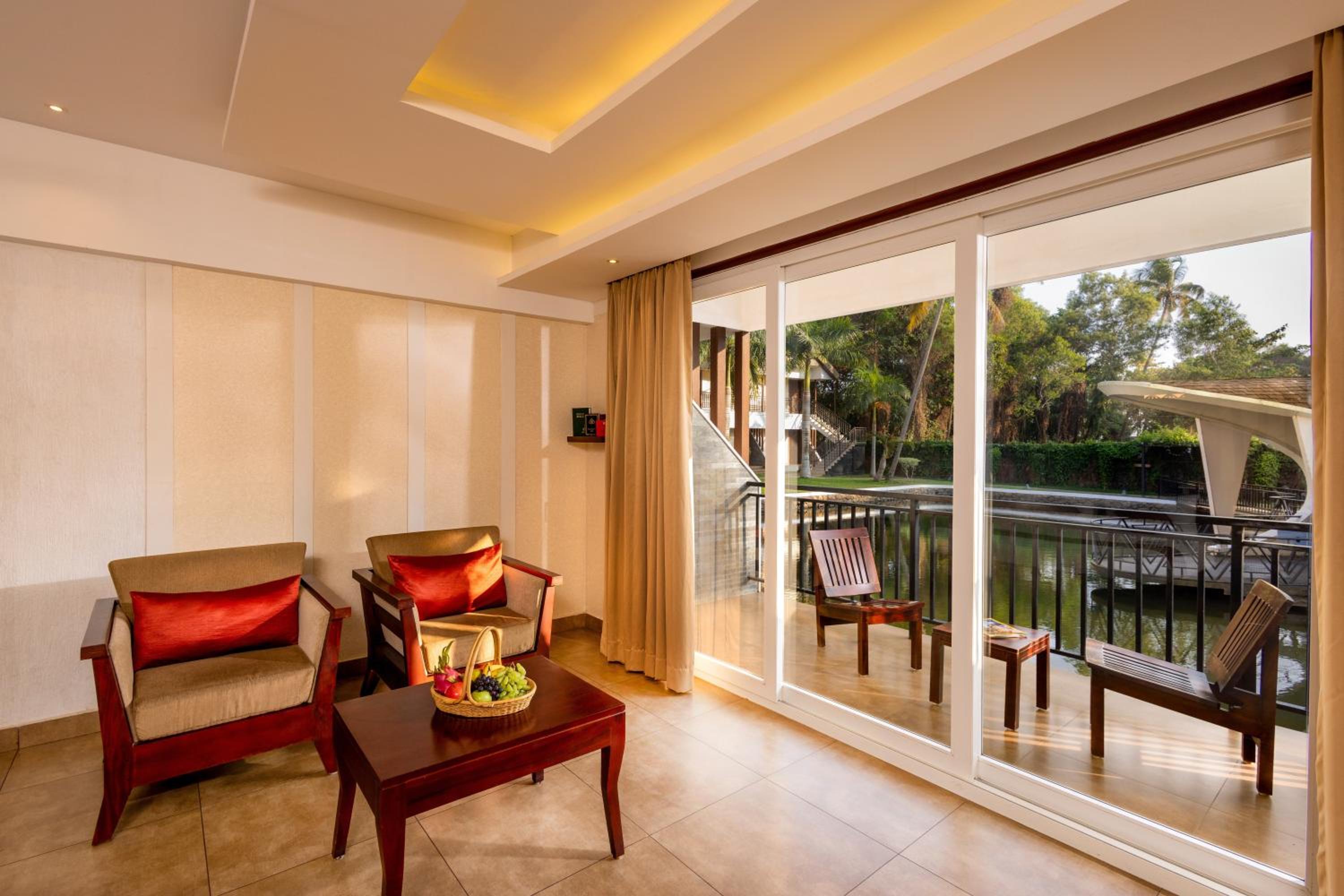 Deluxe King Room - Photo 2