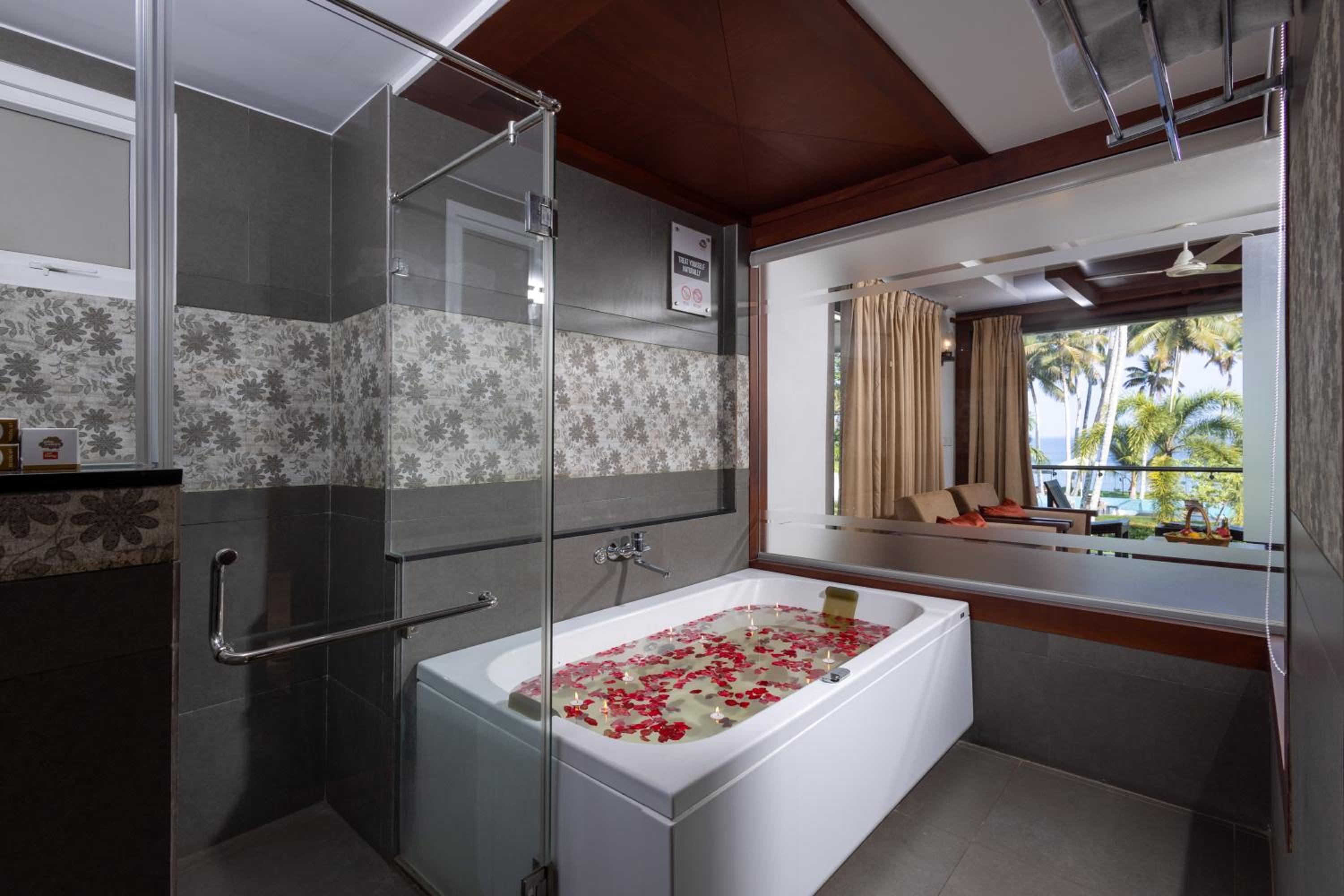 King Room with Spa Bath - Photo 4
