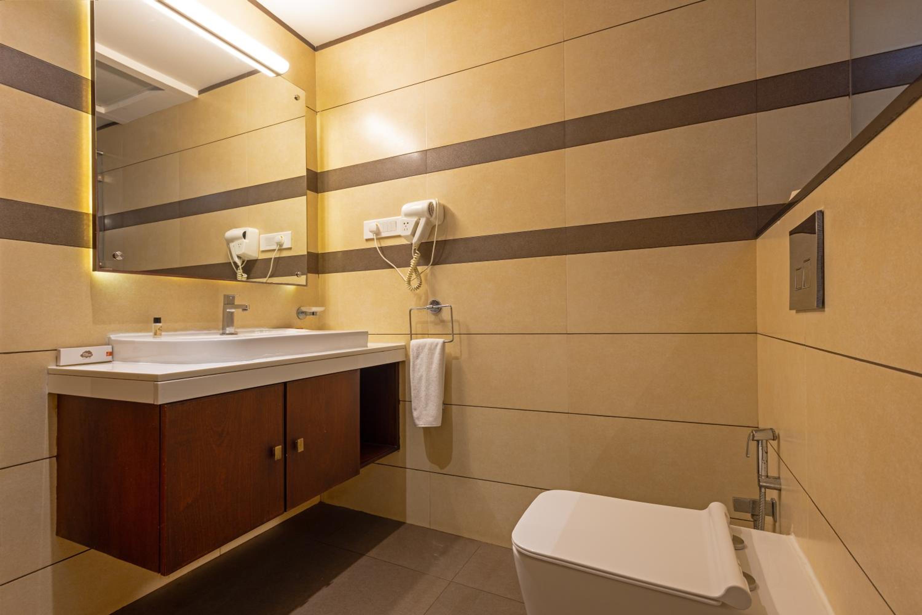 King Room with Lake View - Photo 8