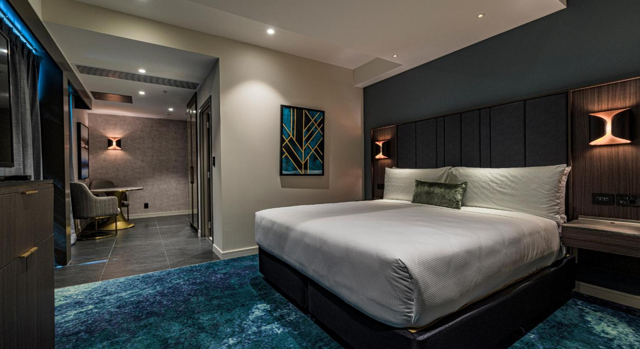 Deluxe King Room - Photo 8