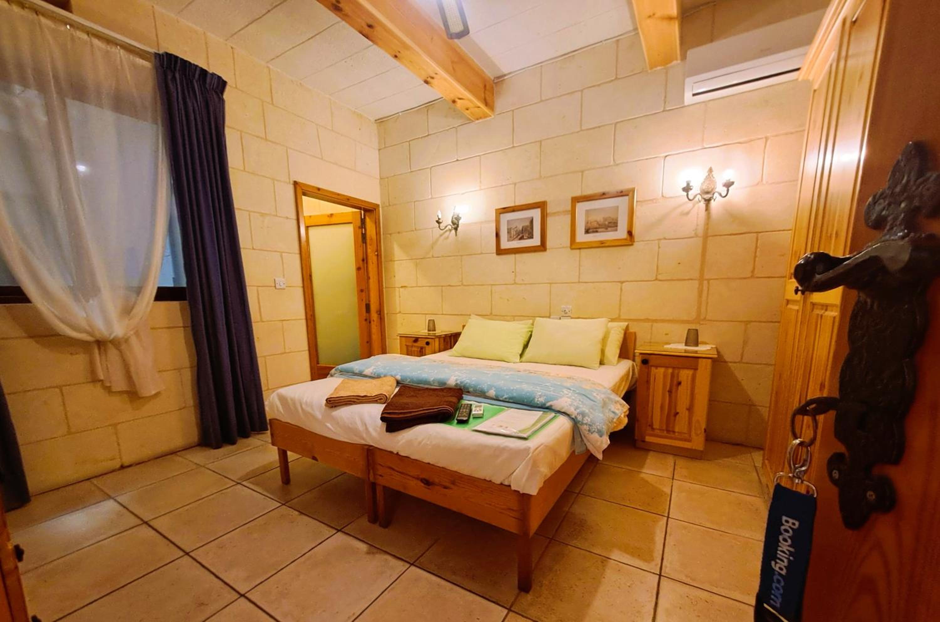 Doppel- oder Zweibettzimmer mit Zugang zum Swimmingpool.