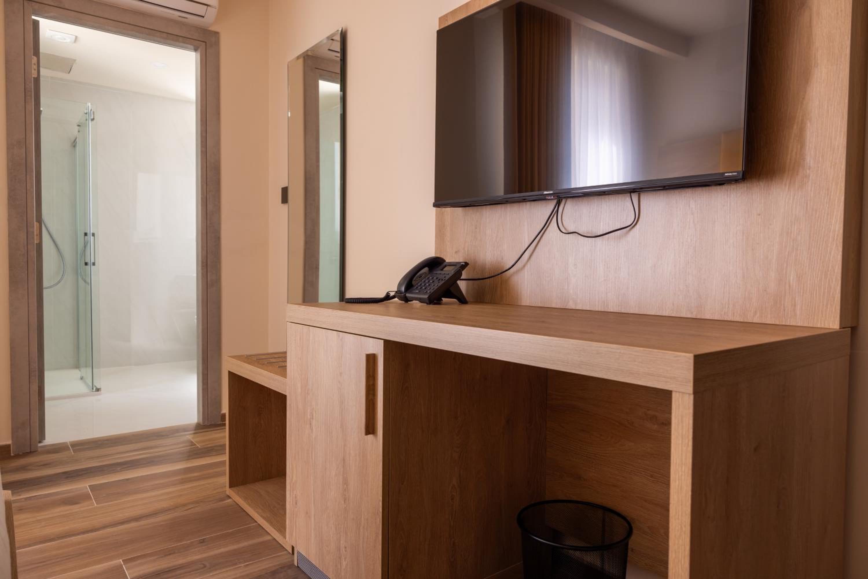 Standard Double Room - Photo 8