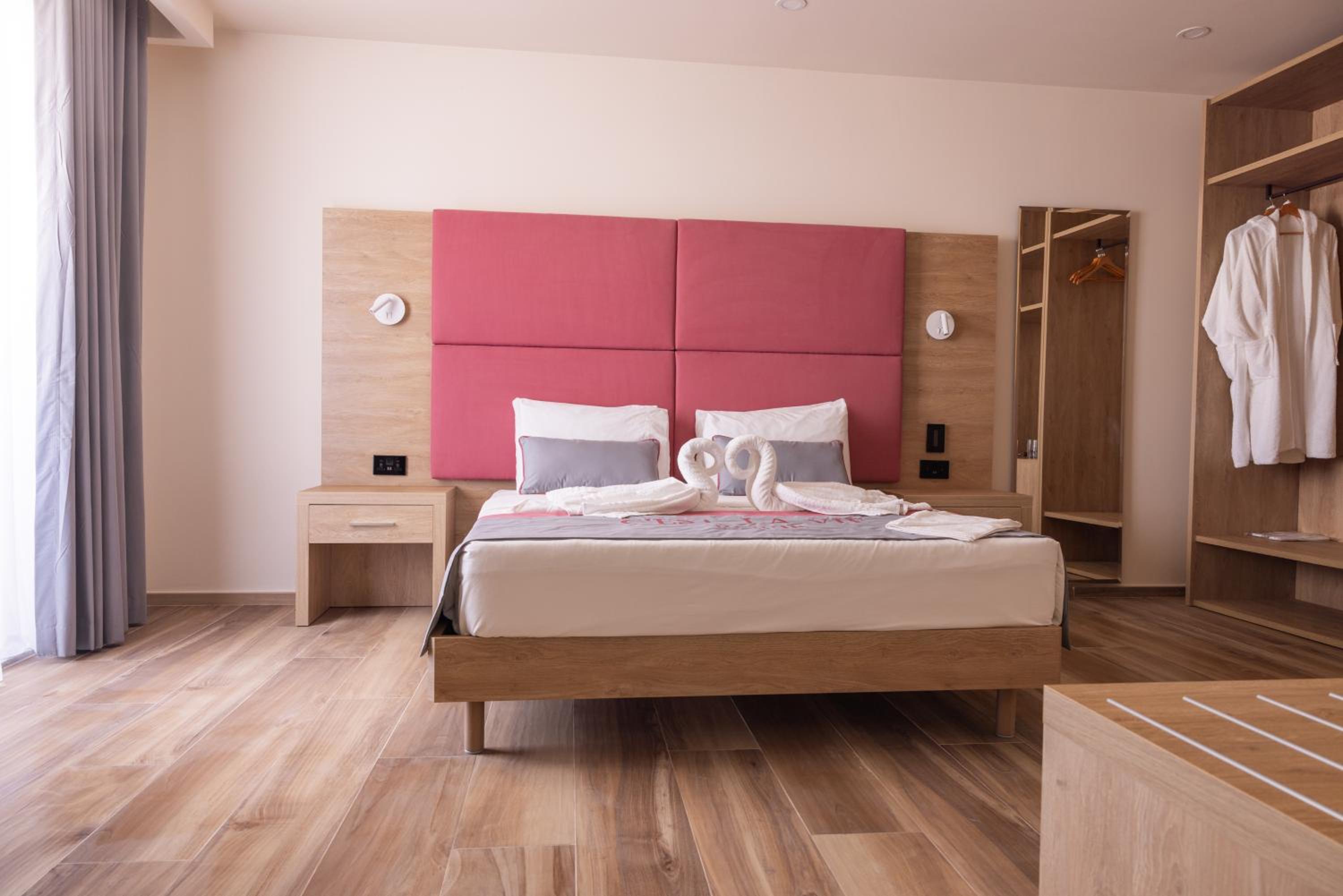 Large Double Room - Photo 3