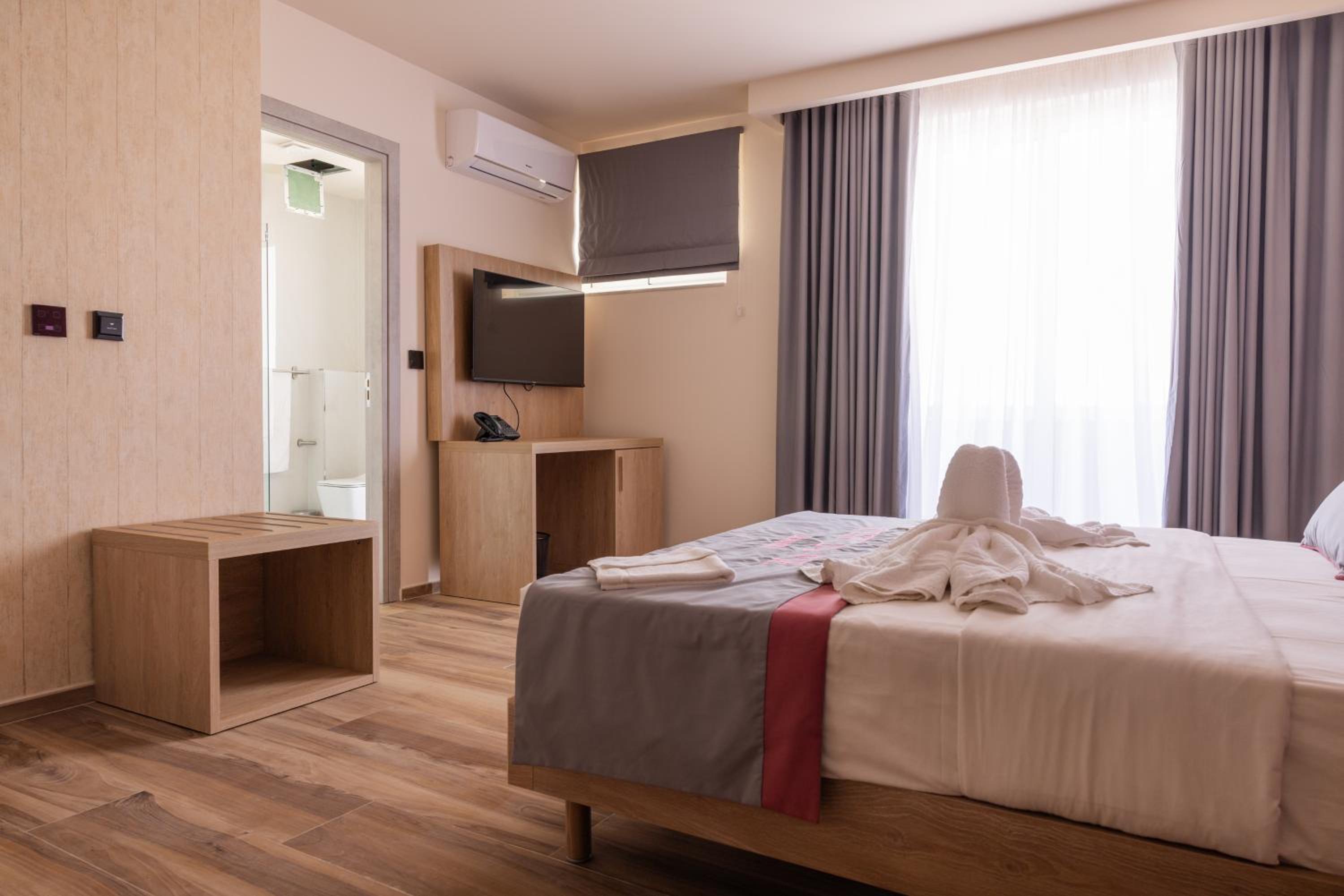 Large Double Room - Photo 4