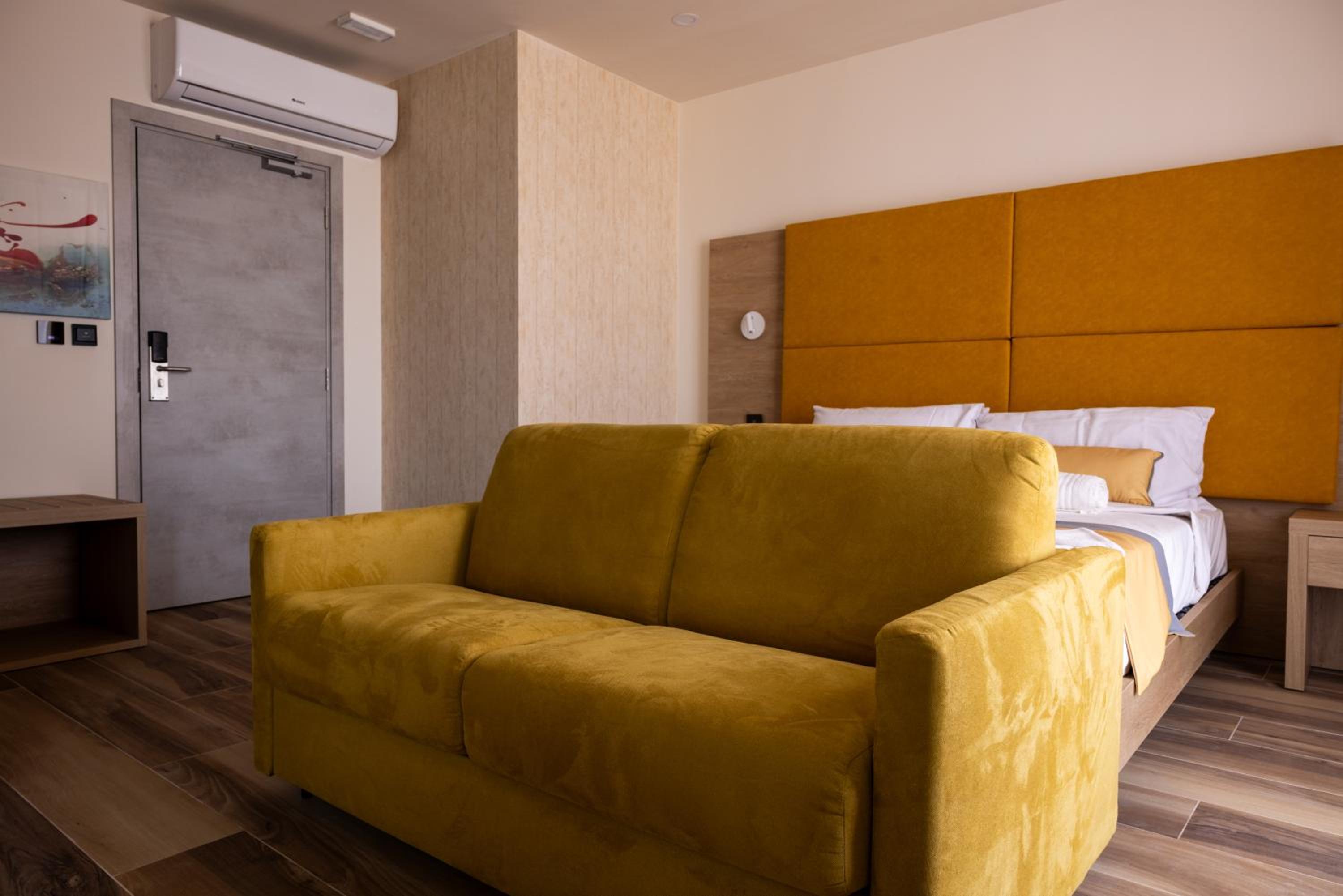 Deluxe Double Room with Balcony - Photo 2