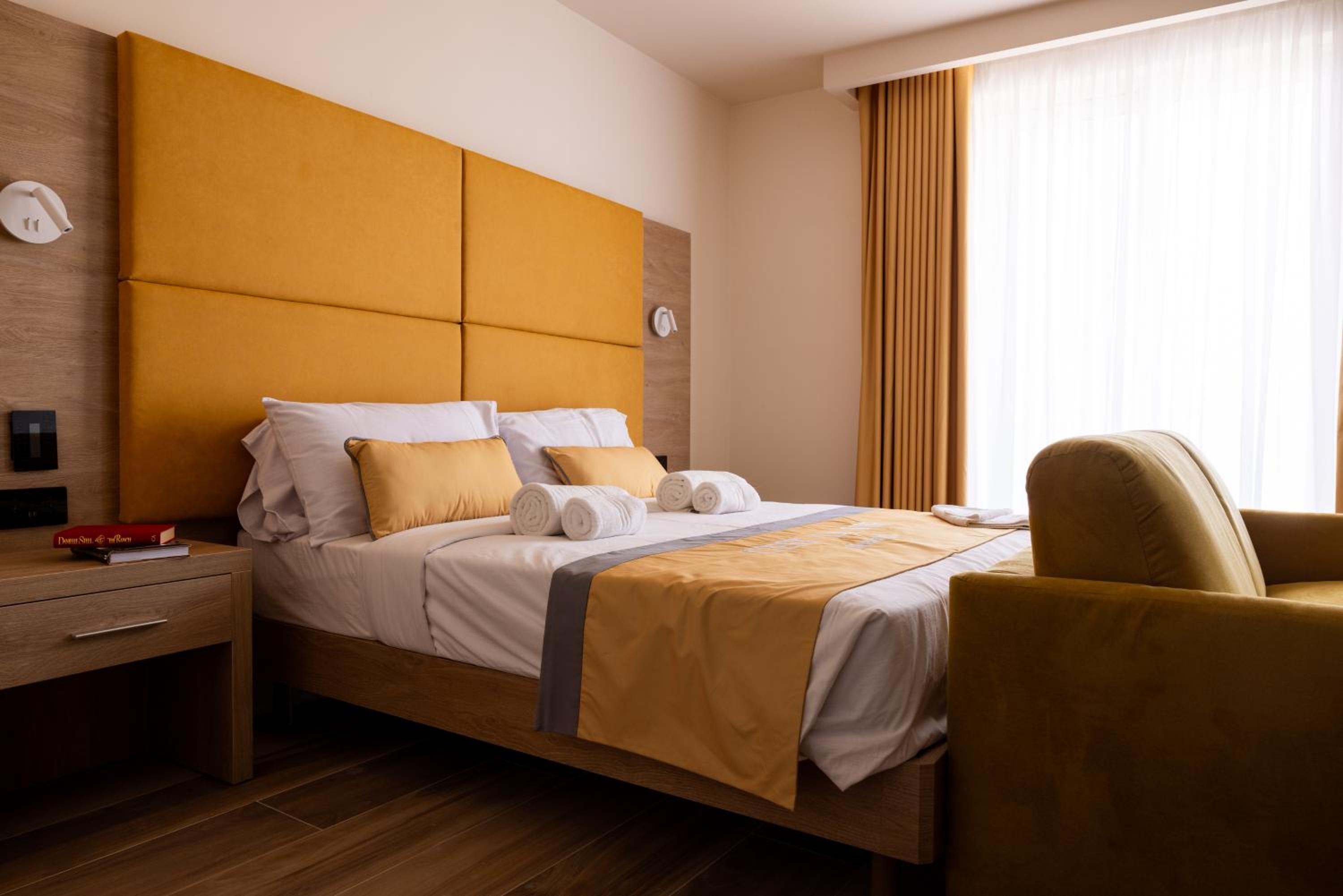 Deluxe Double Room with Balcony - Photo 3