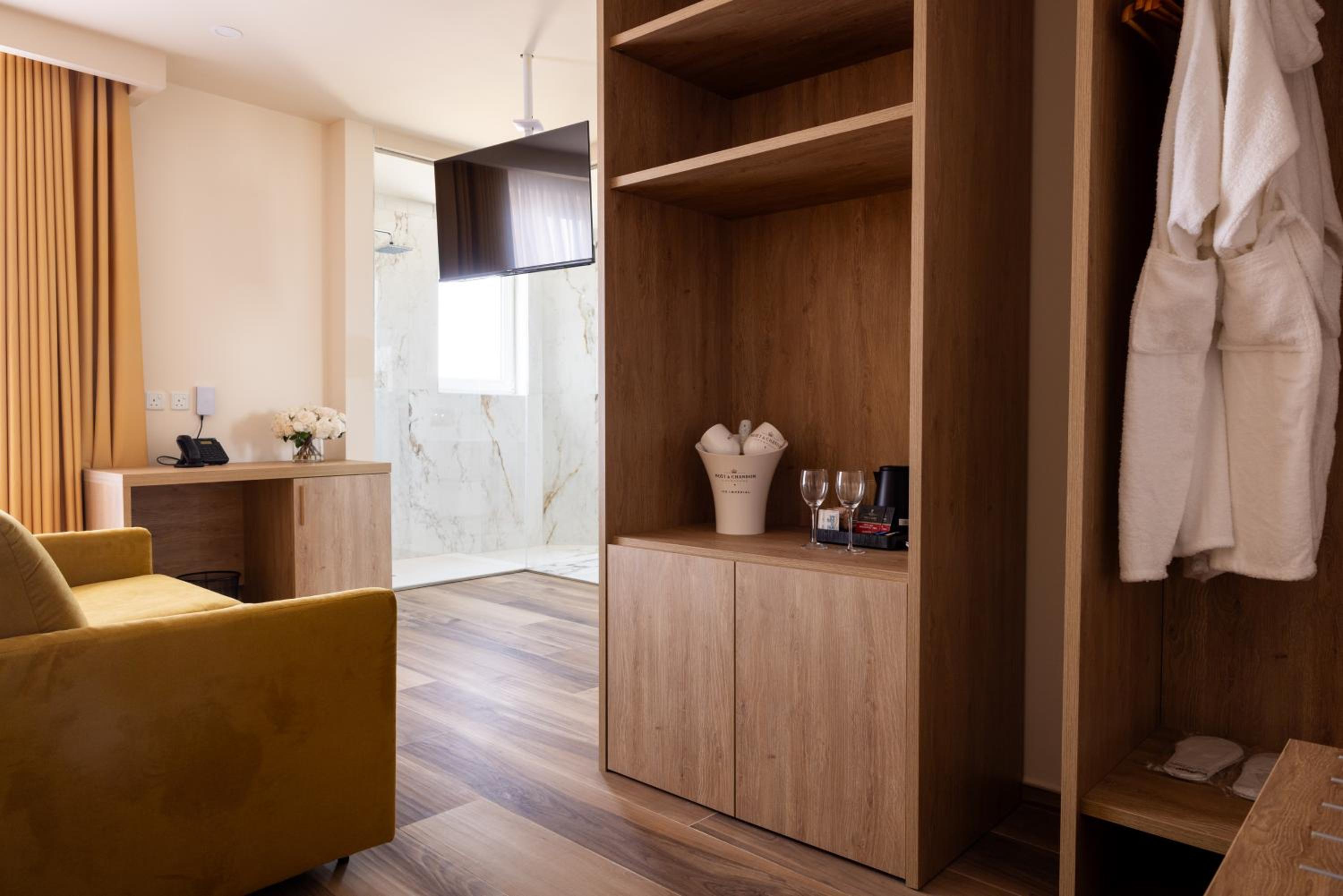 Deluxe Double Room with Balcony - Photo 5