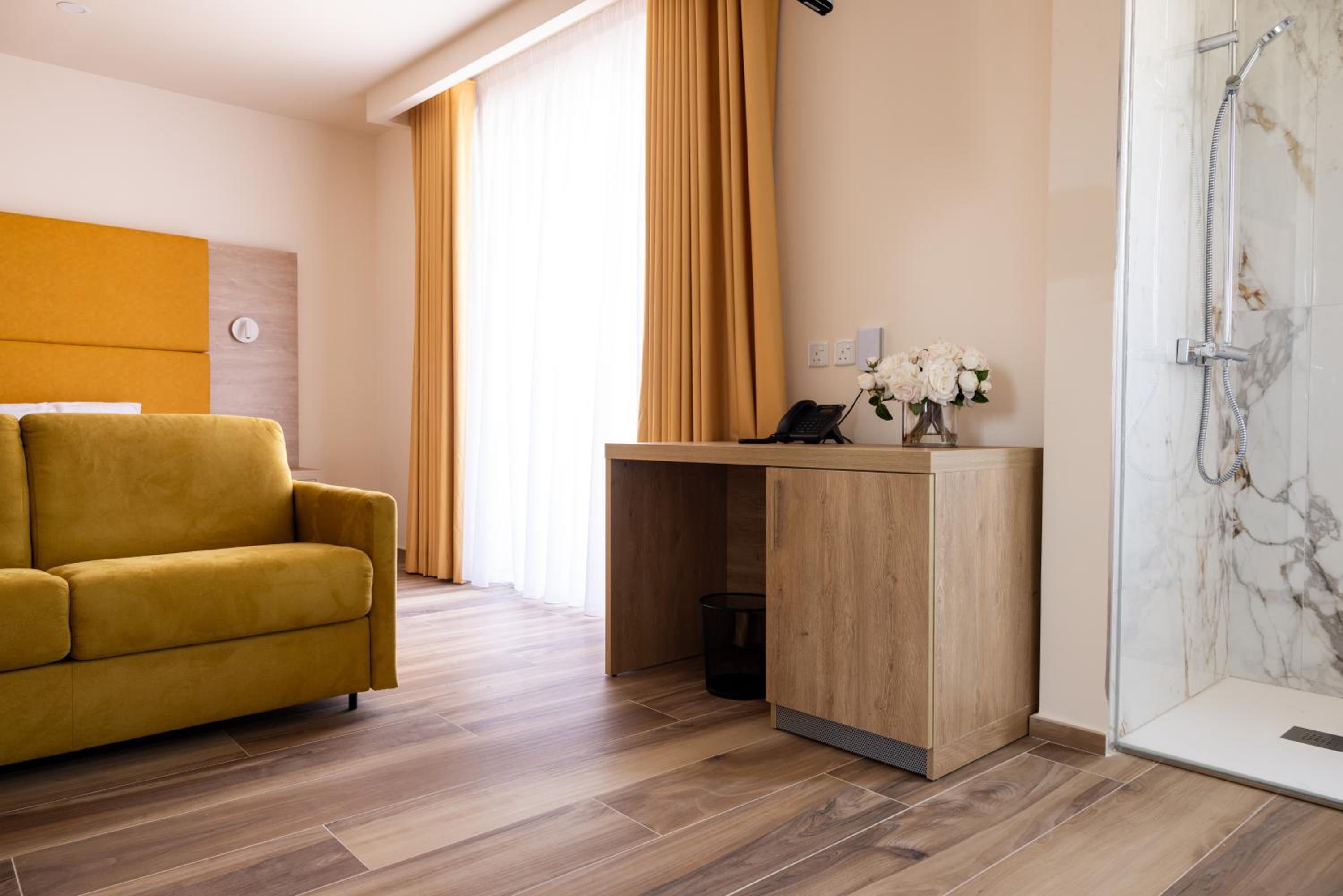 Deluxe Double Room with Balcony - Photo 8