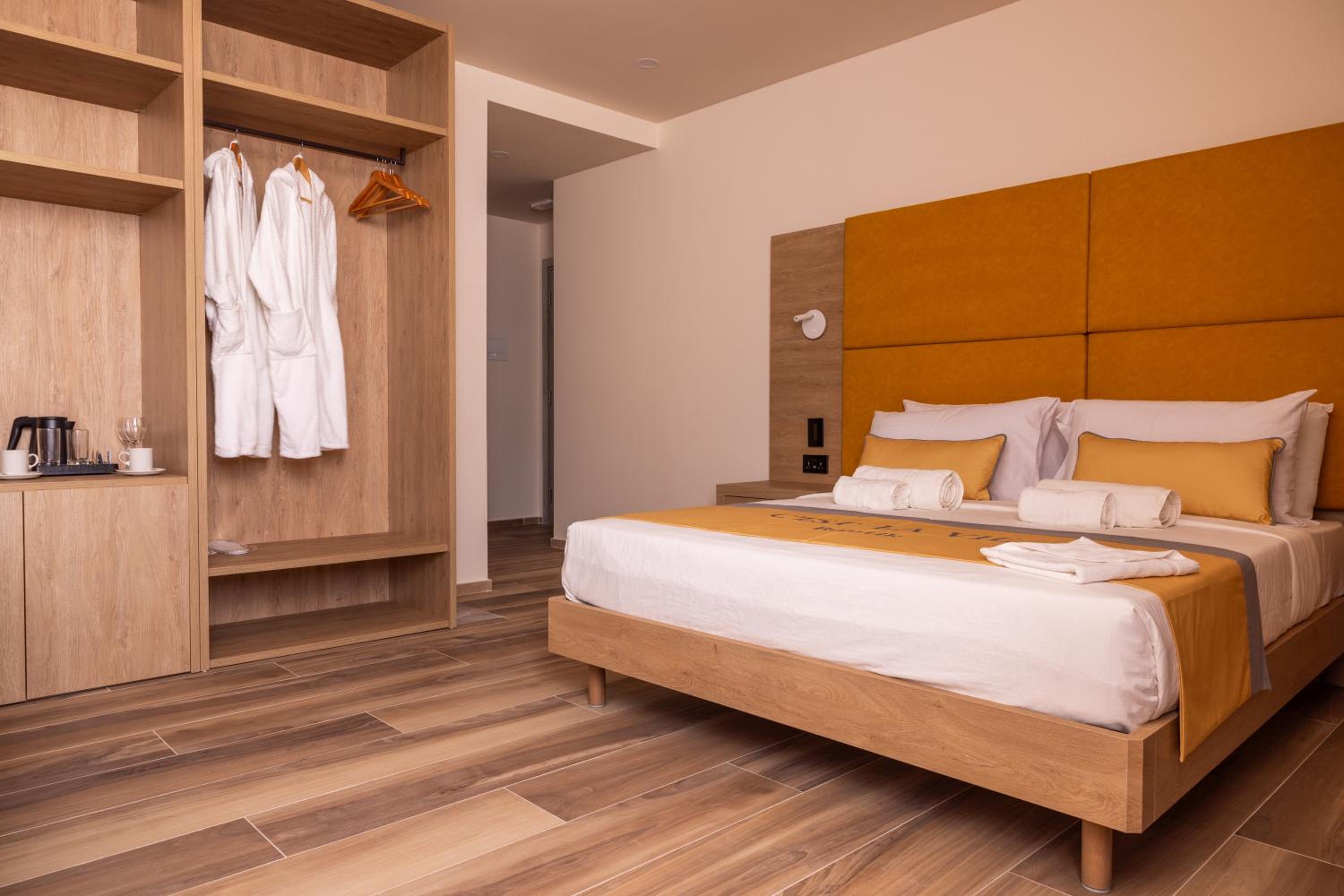 Standard Double Room - Photo 9
