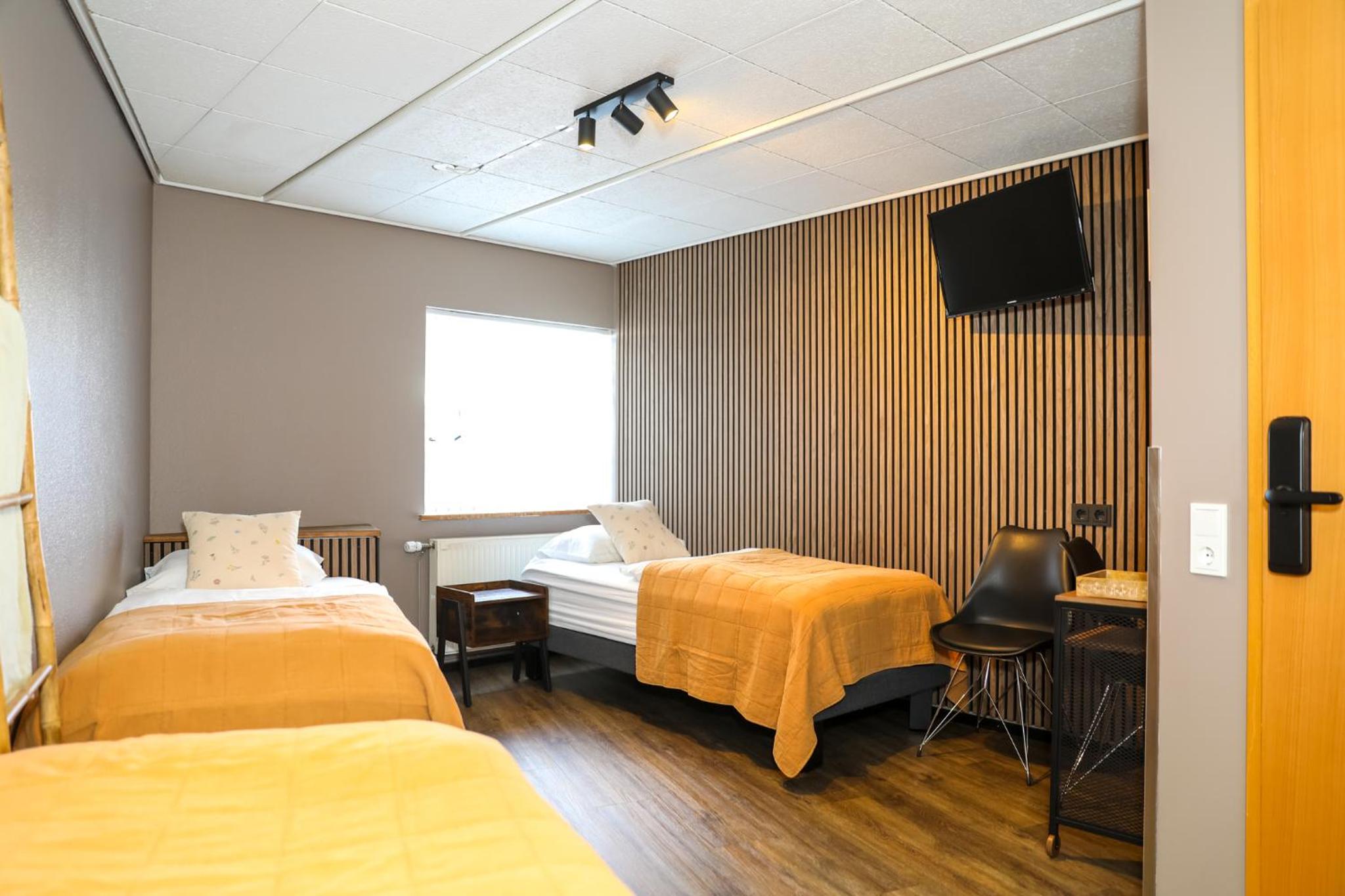 Private Triple Room with Shared Bathroom photo 2