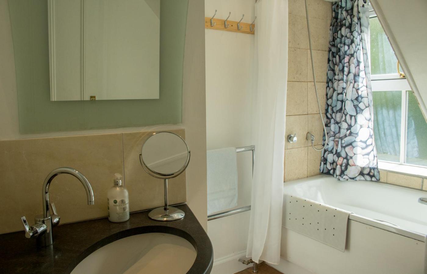Eight-Bedroom House photo 2