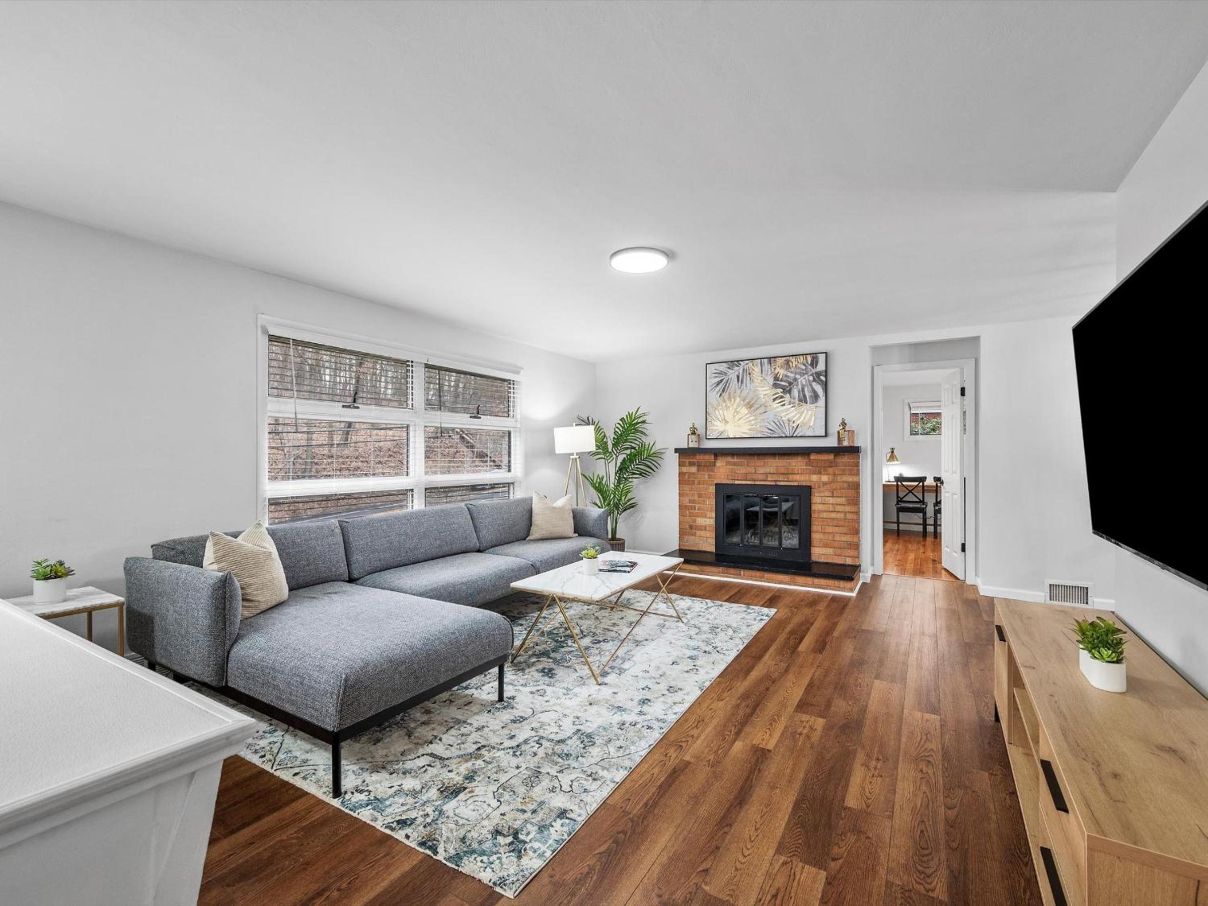 Six-Bedroom House photo 1