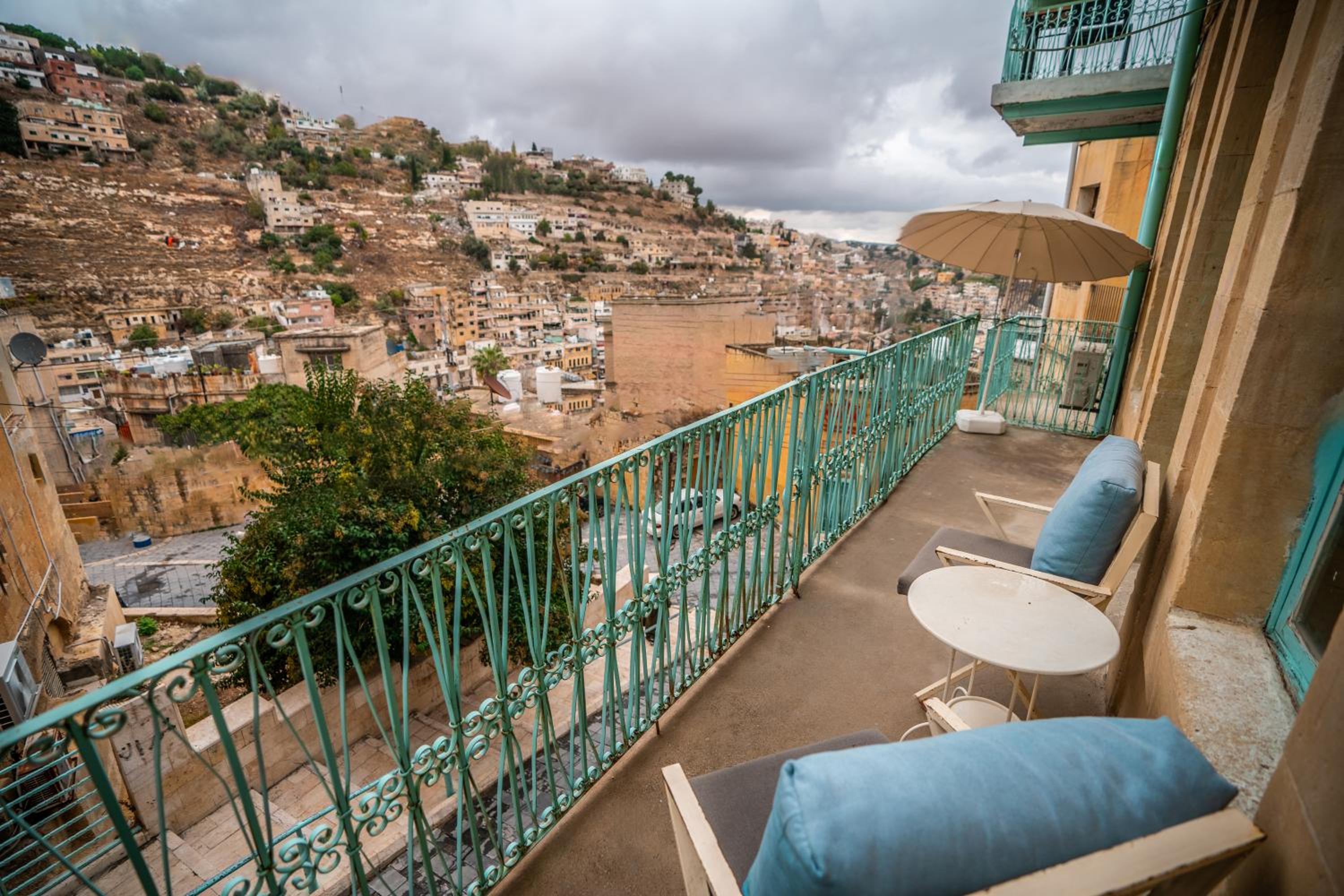 Double Room with Balcony - Photo 9