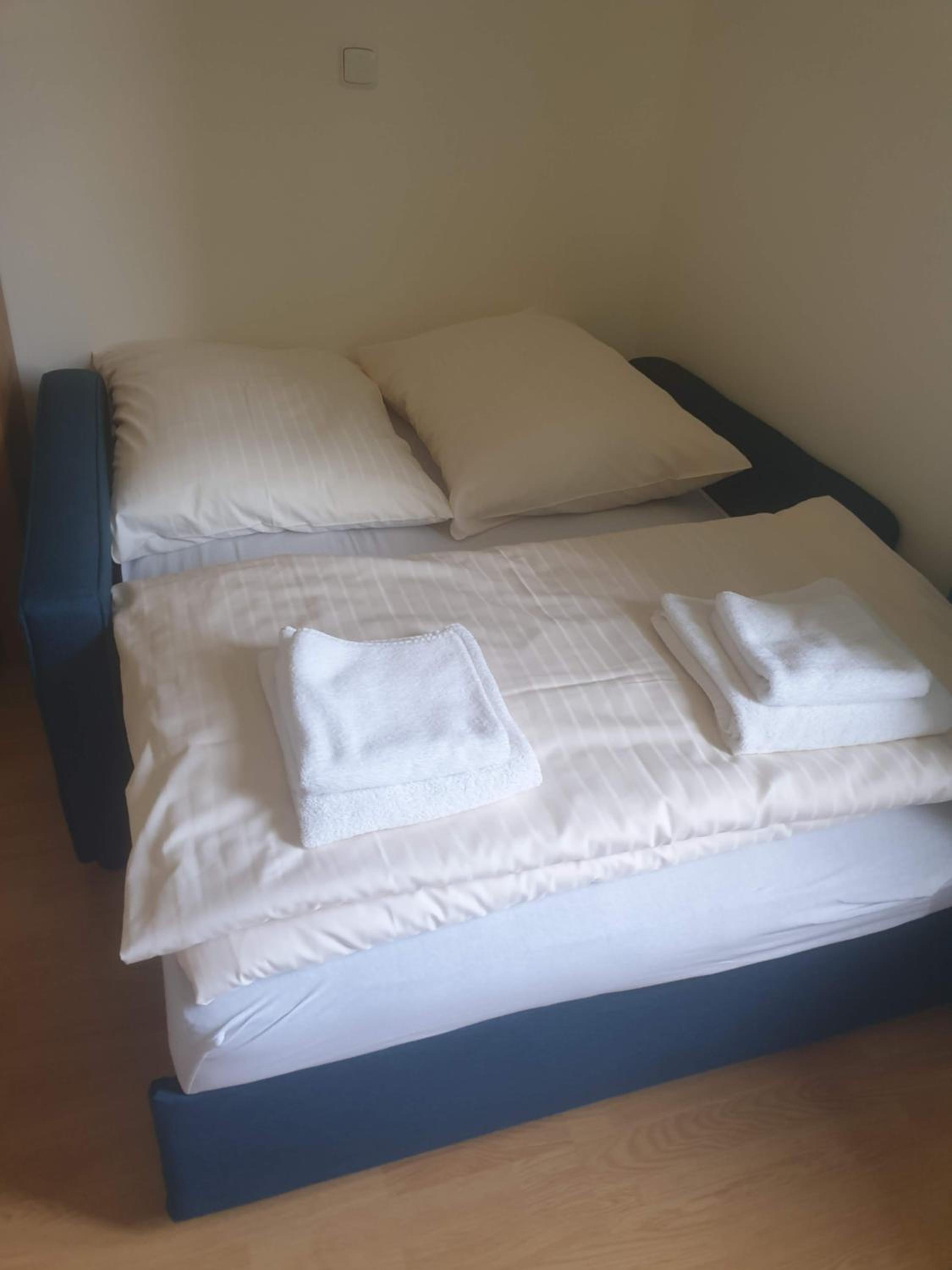 Large Twin Room - Photo 2