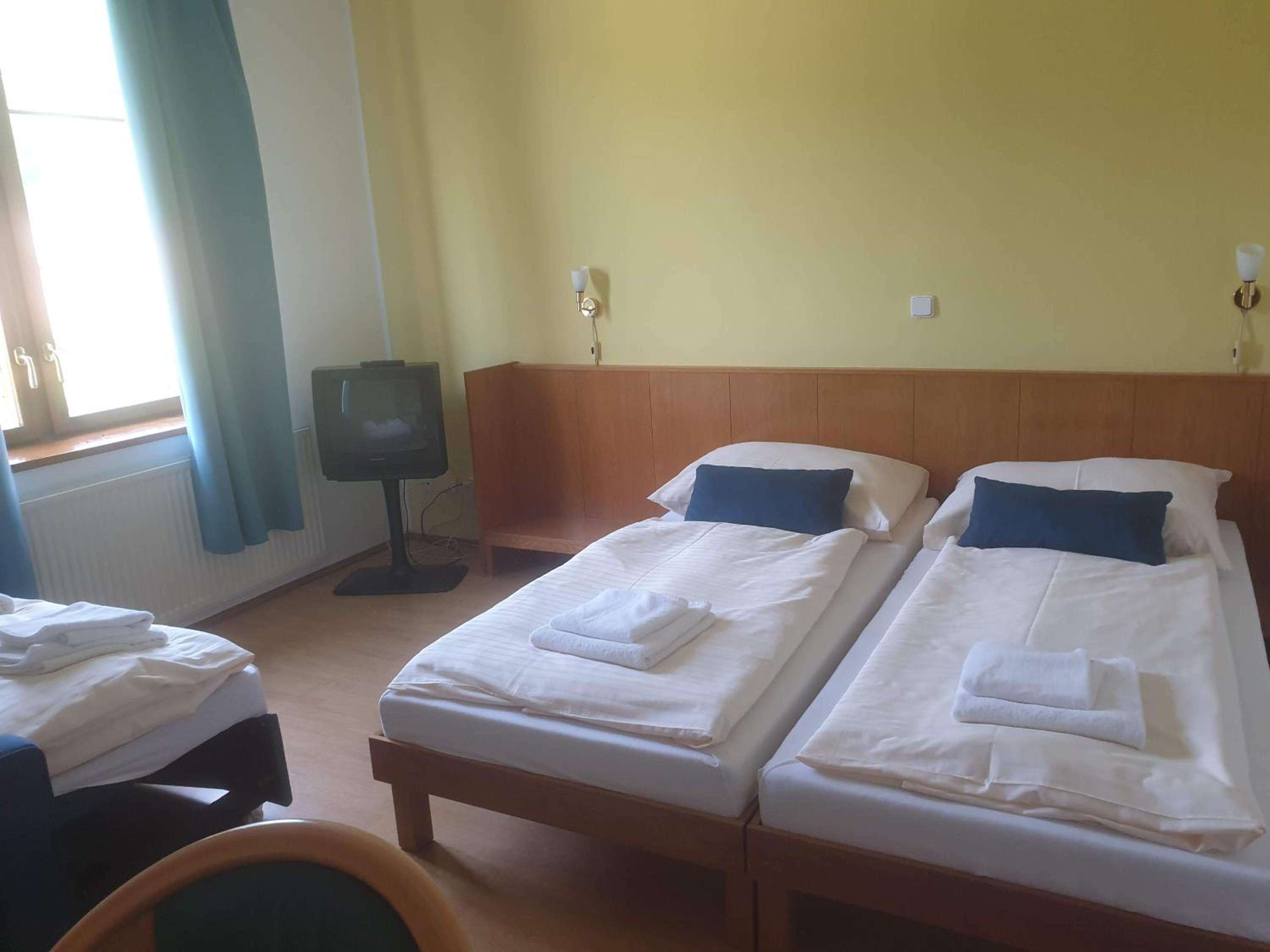 Large Twin Room - Photo 1