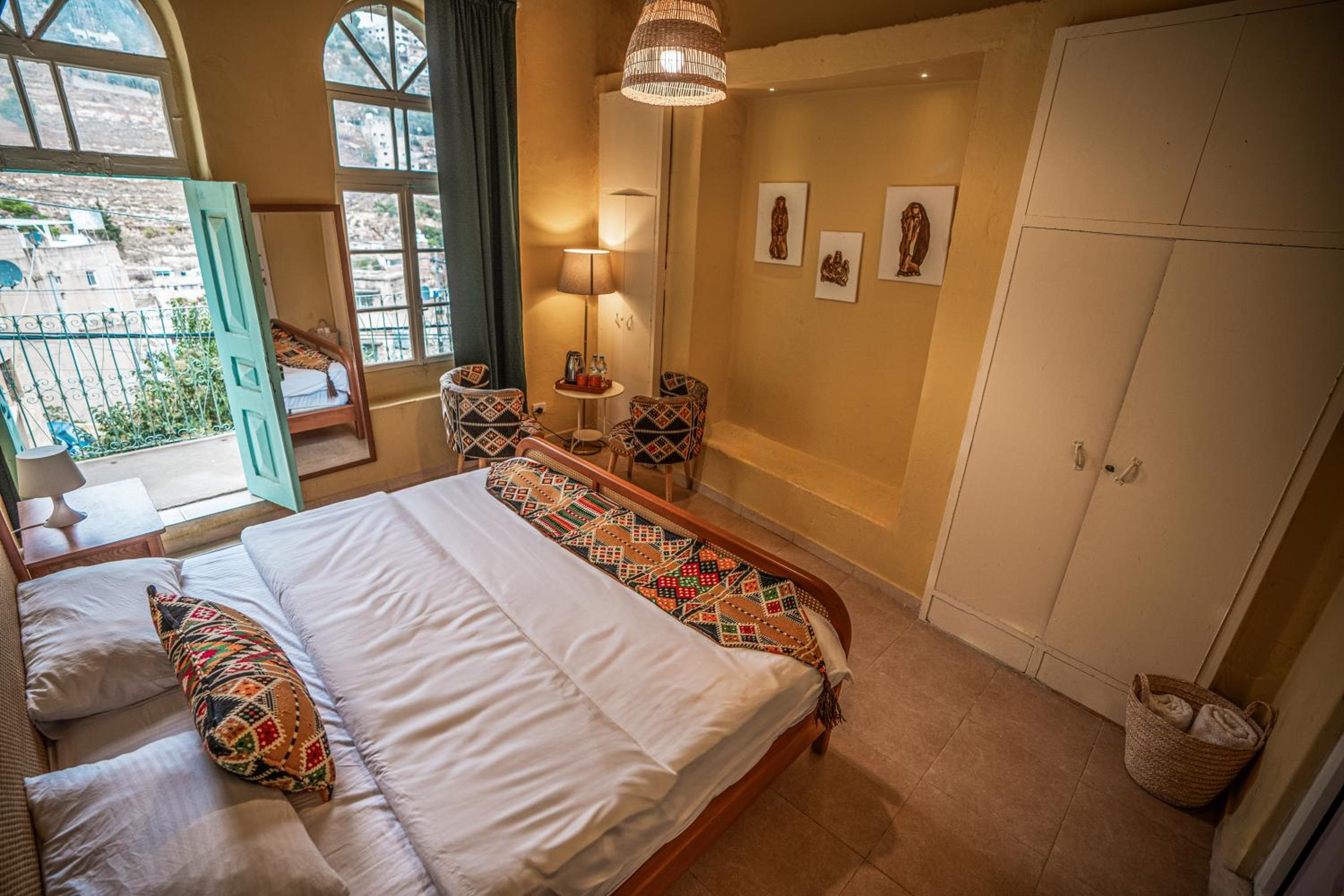 Double Room with Balcony - Photo 11