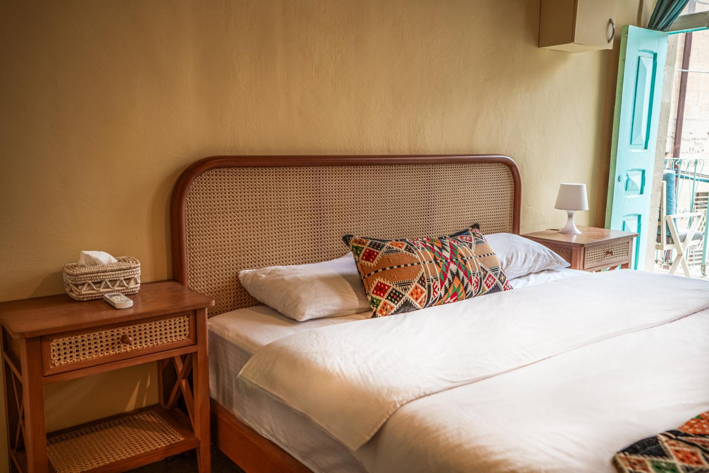 Double Room with Balcony - Photo 12
