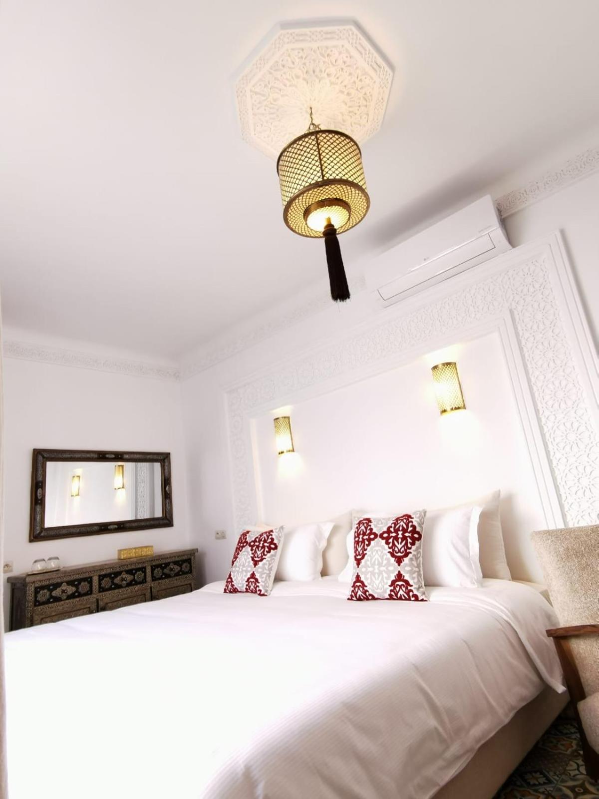 Deluxe Double Room with Balcony - Photo 4