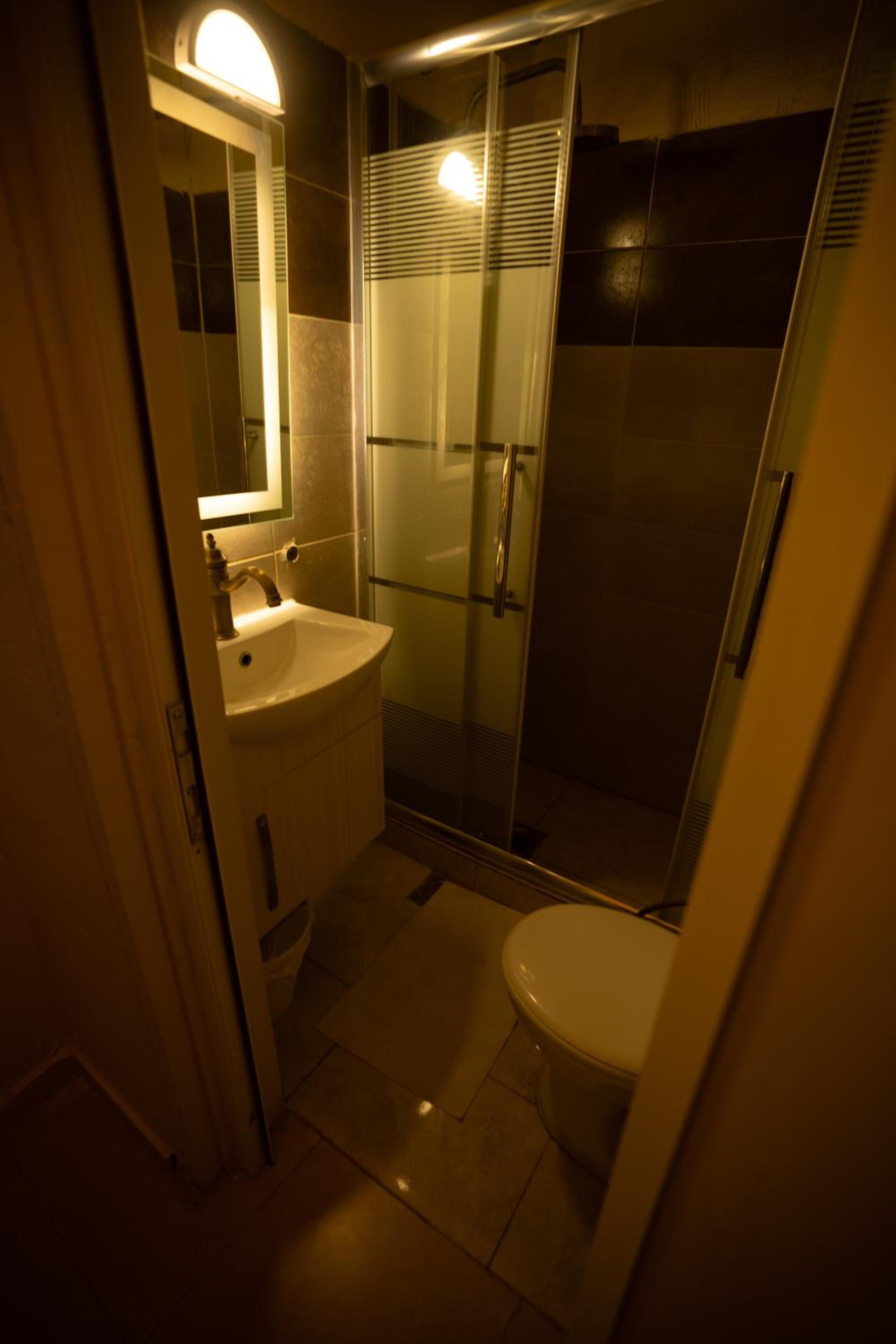 Standard Double or Twin Room - Photo 6